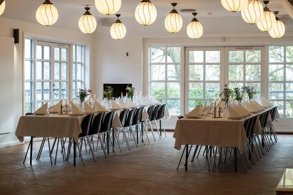 Billede af indendørs festlokale: Elegant indrettet festlokale på Skovriderkroen, klar til gæster.