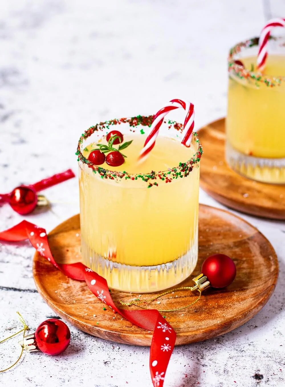 Julecocktail med festligt pynt - Gule cocktails med julepynt.