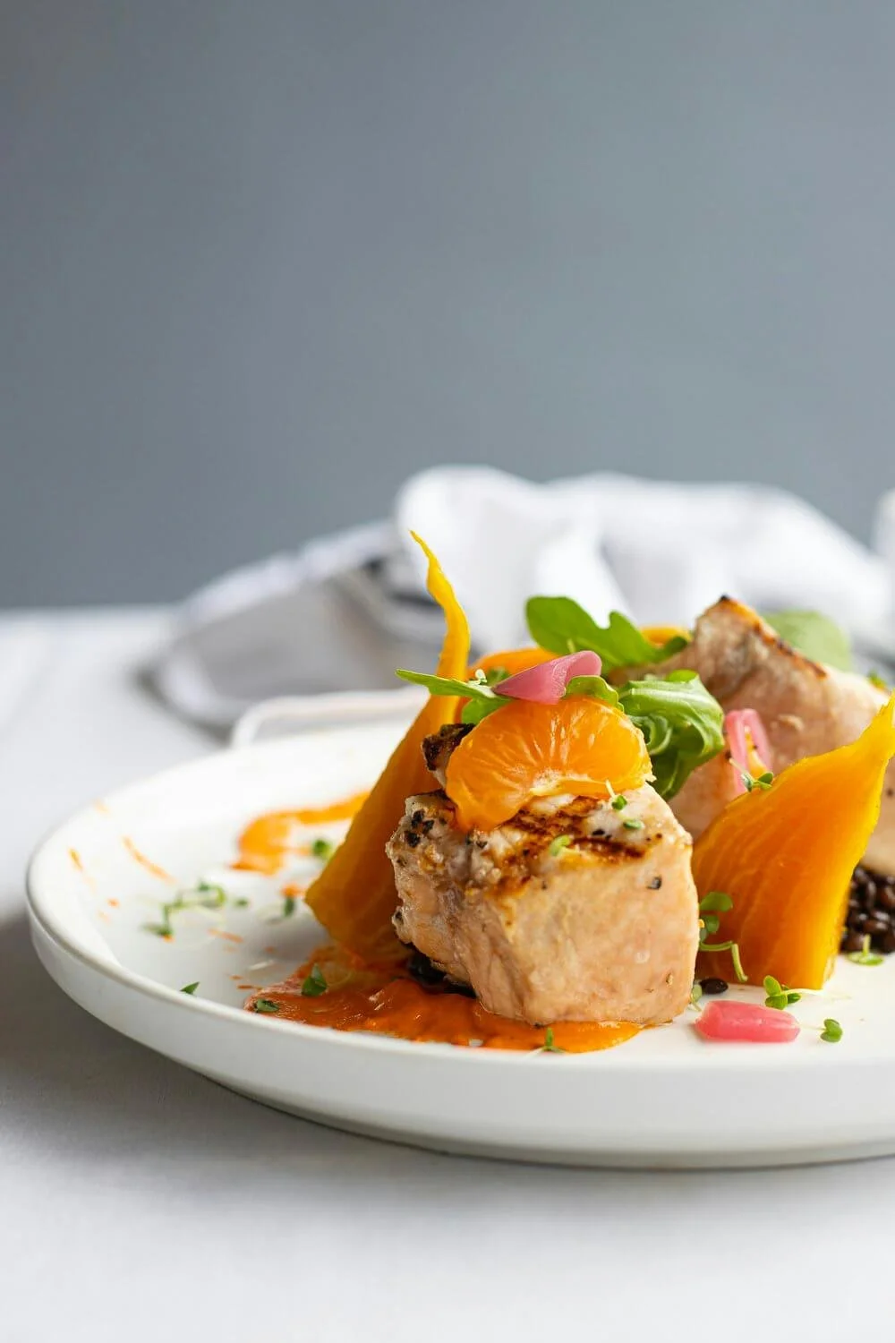 Billede af forret på tallerken: Smukt anrettet ret fra Skovriderkroens sommermenu, perfekt til firmaarrangement.