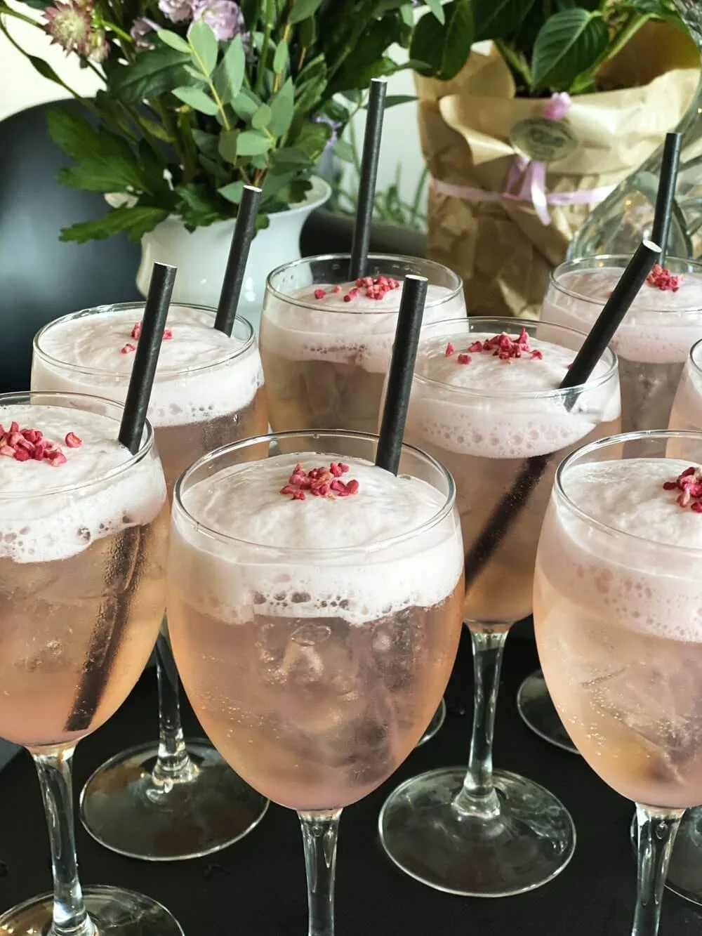 Cocktails til baby shower - Glas fyldt med lyserøde cocktails, pyntet med frugt til en festlig anledning.
