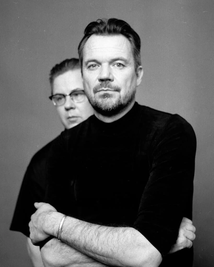 Sort-hvidt portrætbillede af Peter Sommer, en kendt dansk sanger og sangskriver, der optræder til dinnerkoncert på Skovriderkroen.