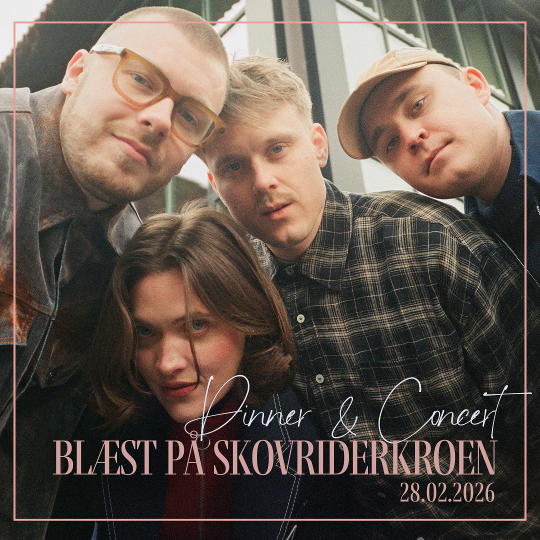 En gruppe på fire unge mennesker tager et selfie udenfor en bygning, med tekst om middag og koncert den 28. februar 2026 på et arrangement kaldet BLAST PÅ SKOVRIDERKROEN.