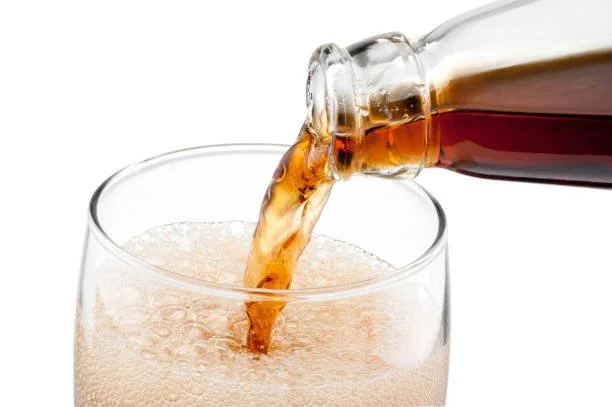 Hældning af juice – Billede af juice hældt i glas til servering ved møder.