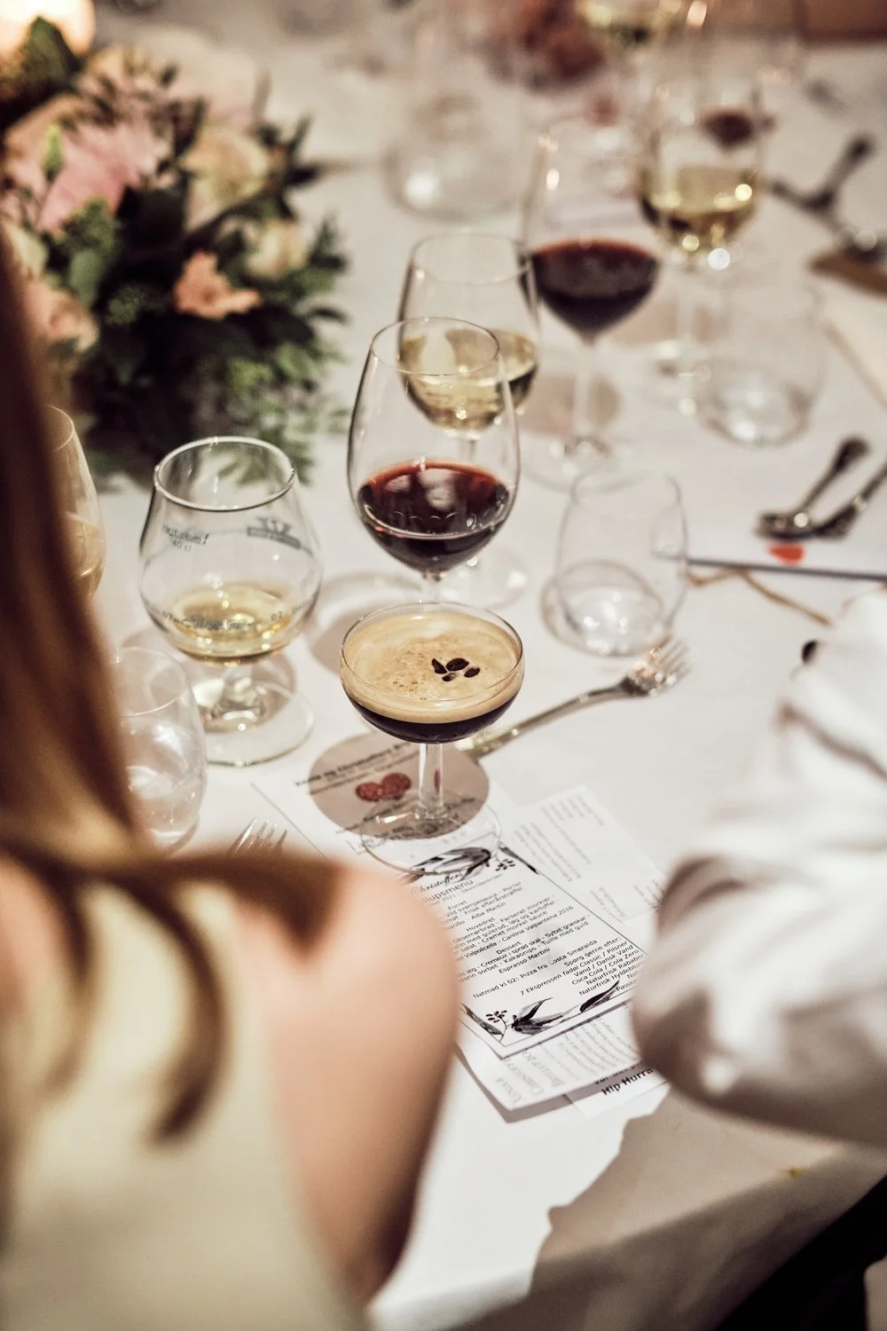 Vinsmagning under fest - Gæster nyder forskellige vine under en fødselsdagsfest på Skovriderkroen.