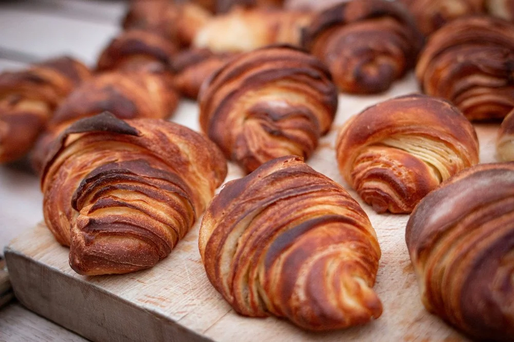 Croissanter: Friske, hjemmelavede croissanter serveret til morgenmad på Skovriderkroen.