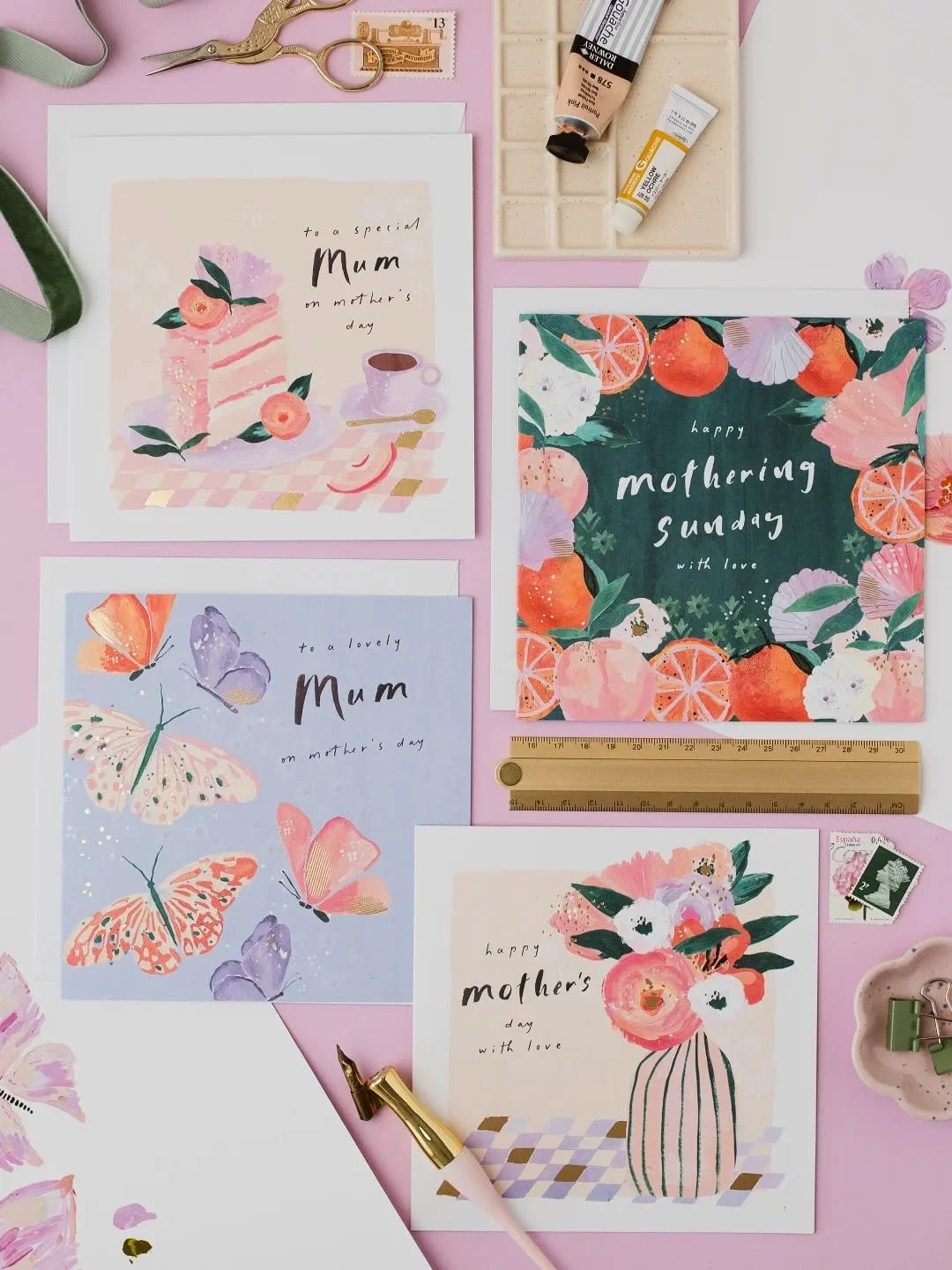 Don&rsquo;t forget Mother&rsquo;s Day this Sunday 15th March in the UK 💗
Here's our gorgeous hand painted cards from our Sardinia collection, finished with gold foil 🌸
.
 📷 @hollyboothstudio
.
#loveyoumum #mothersdaycards #greetingscards #handpain