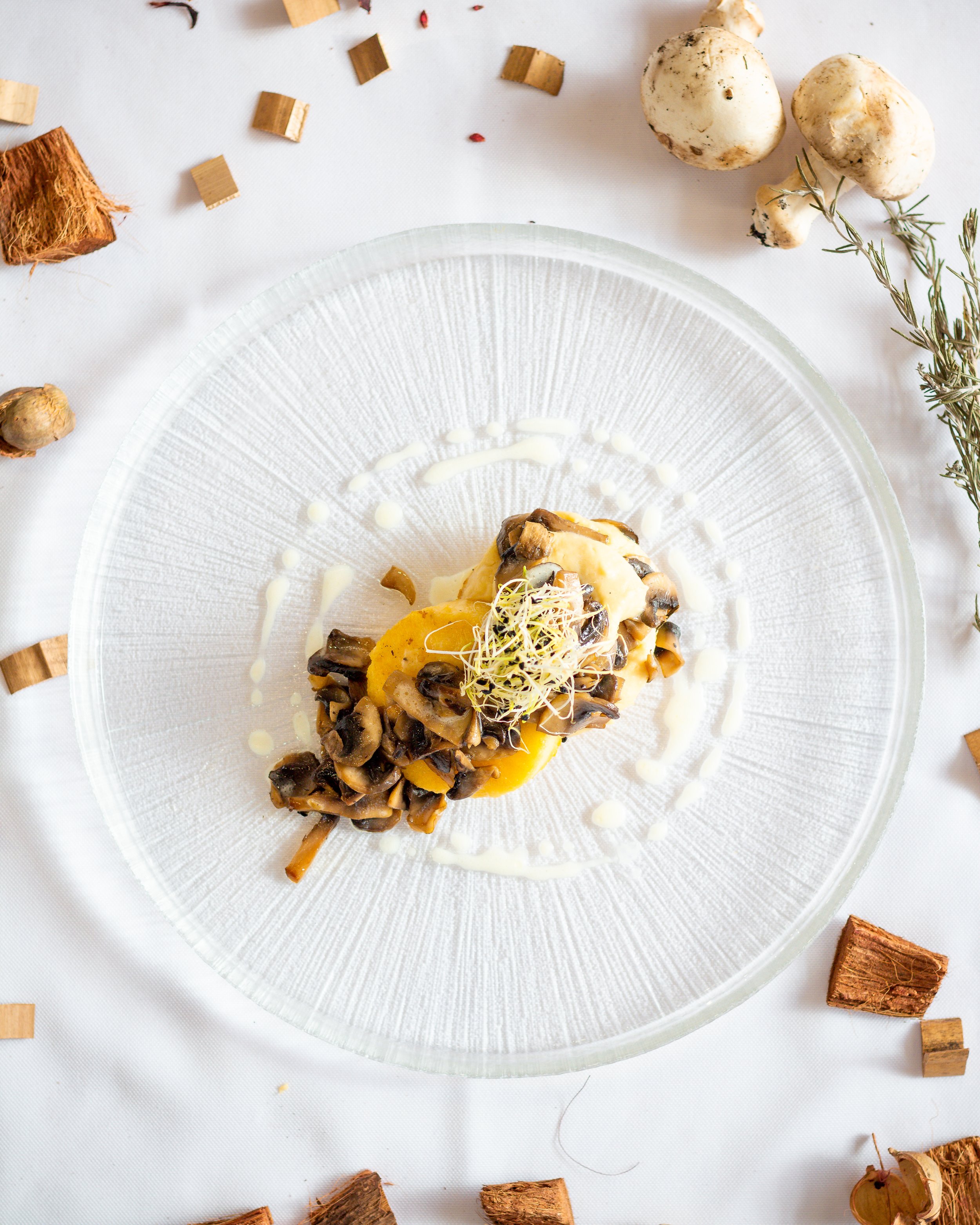 La suavidad de nuestra polenta se combina con la riqueza de los hongos salteados, creando un plato lleno de matices y un homenaje a los ingredientes de la tierra