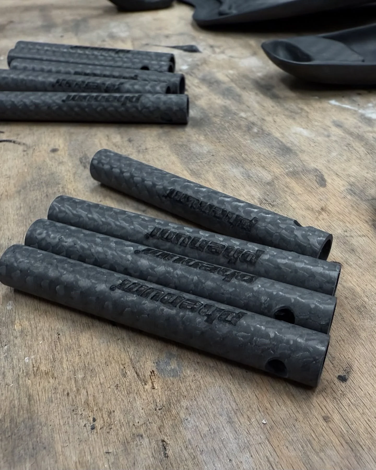 phenum&reg; 

A piece of attention.

Handcrafted Phenum carbon keychain &ndash; a small piece of true manufacturing technology.

Made of 3K prepreg carbon (handcrafted) with the original Phenum laser logo and metal ring.

Dimensions: Carbon diameter 