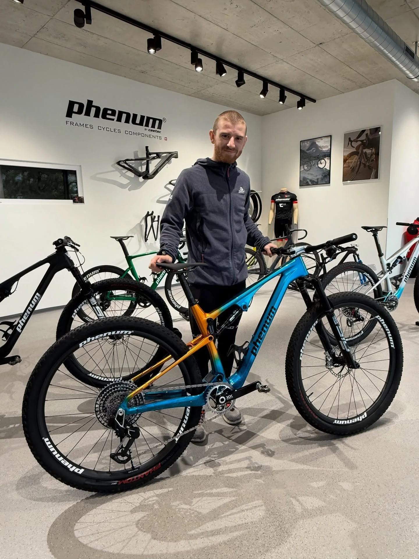 phenum&reg; 

Life can be so simple, take a bike and go on an adventure.
Jonas does exactly that.
His dream bike built according to his wishes for lots of fun.
Be like Jonas and take your phenum C10 and get started.

phenum C10 FS custom

#phenum #mo