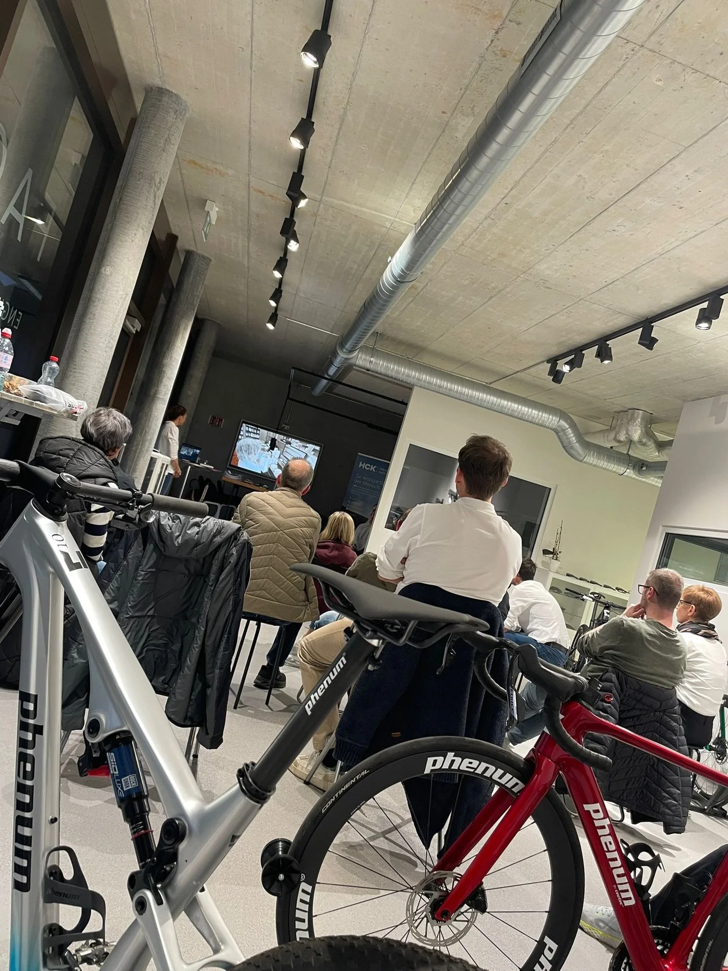 PHENUM PERFORMANCE 

Letzten Freitag in Lausen im Phenum Factory &bull; Store
einen Abend rund um den Stoffwechsel im Leistungssport zusammen mit HCK Hepart Group Switzerland  @jasminch78 @hck_mikronaehrstoffe 

rund um Energie, Regeneration und Leis