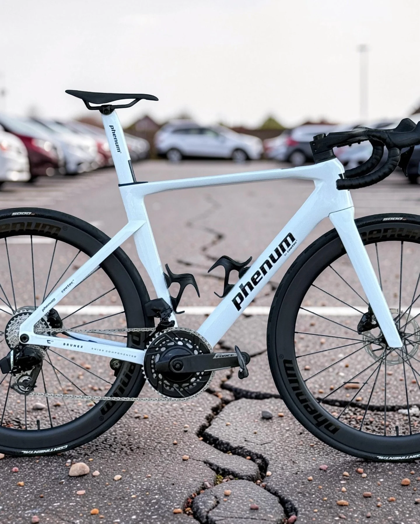 phenum&reg; 

A special version of our Racing Team Edition
Brunex | Phenum

Phenum C10R 2.0 Team Edition

#phenum #c10 #team #roadbike #specialedition 
@brunex_ch @phenum_racing @carrosserie_zellerag @sram_by_amsler_switzerland @bikes_from_the_bunch