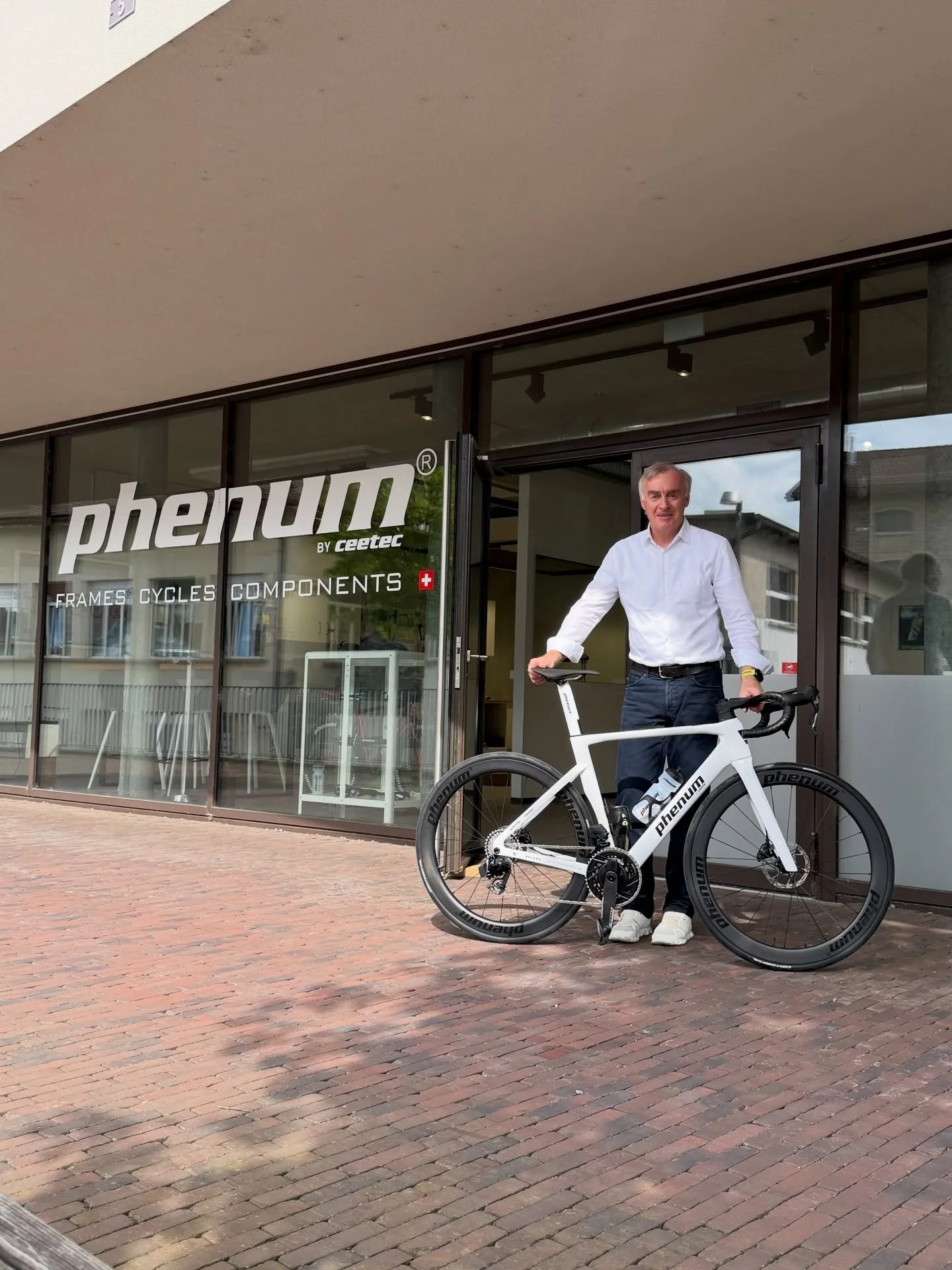 phenum&reg; 

Life can be so simple, take a bike and go on an adventure.
Michael does exactly that.
His dream bike built according to his wishes for lots of fun.
Be like Michael and take your phenum C10 and get started.

phenum C10R 2.0 Brunex | Phen
