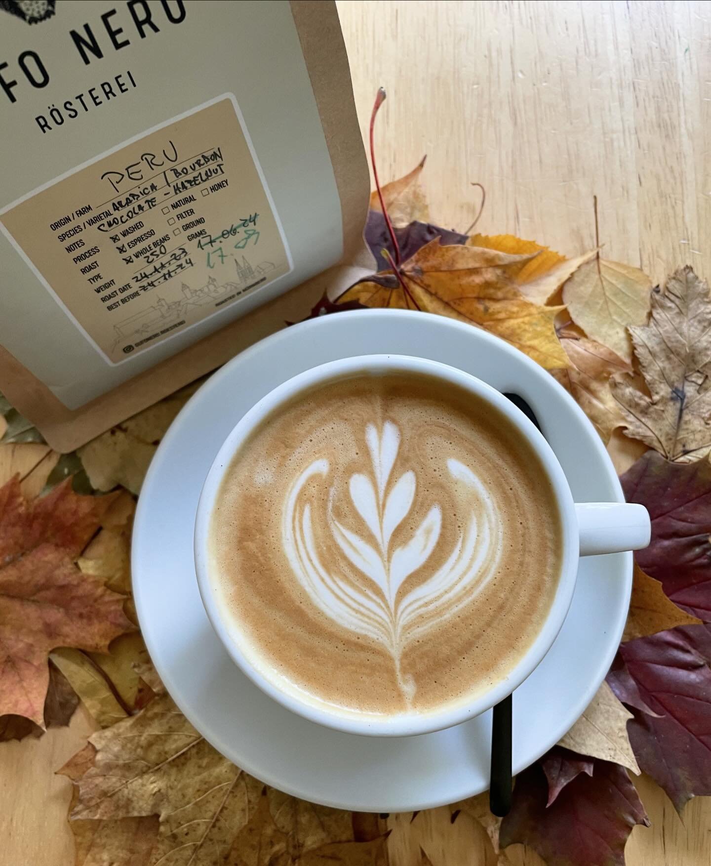 No filters needed for this beauty.
.
.
.
.
.
.
#goodmorning #sunday #hello #coffee #cappuccino #latteart #tulip #autumn #fall #sundayfunday #n&uuml;rnberg #gutenmorgen #bayern #deutschland #europe #coffeetime #kaffee #love #sun #sonntag #weekend #bar