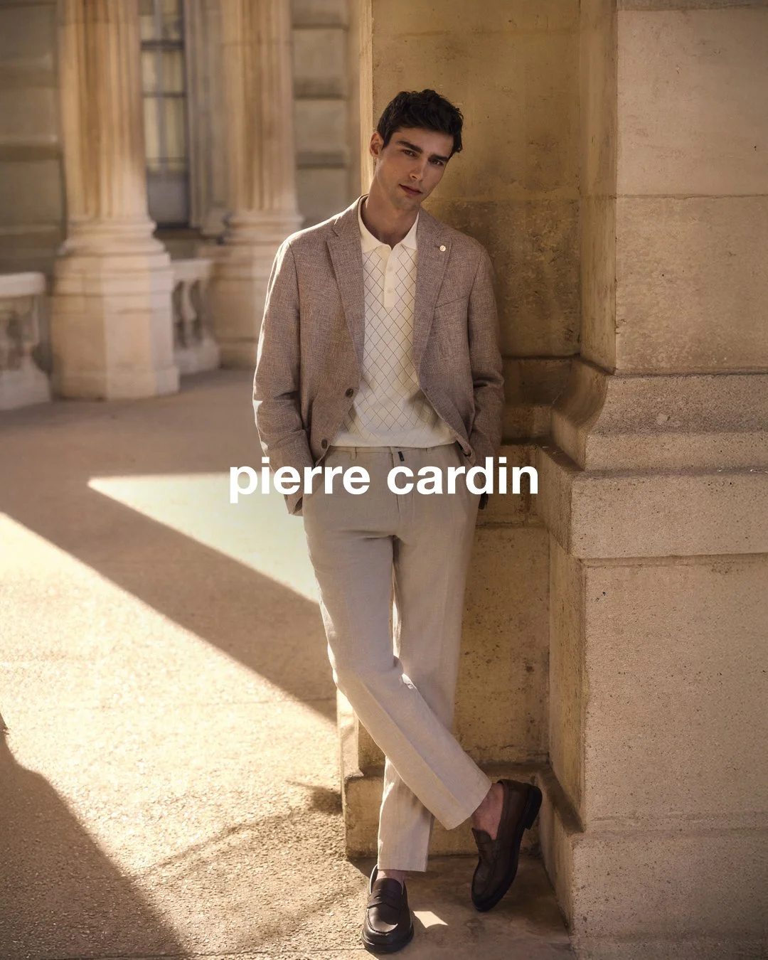 PIERRE CARDIN: TIMELESS CONFIDENCE

Hochwertige Materialien, klare Linien und stilvolle Details machen jedes Outfit zu einem echten Statement. Ob im Business oder in der Freizeit &ndash; mit PIERRE CARDIN setzten M&auml;nner auf souver&auml;nen Stil.