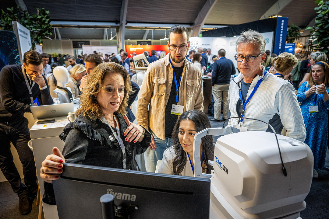Optometrist in actie tijdens het OVN congress in Den Bosch