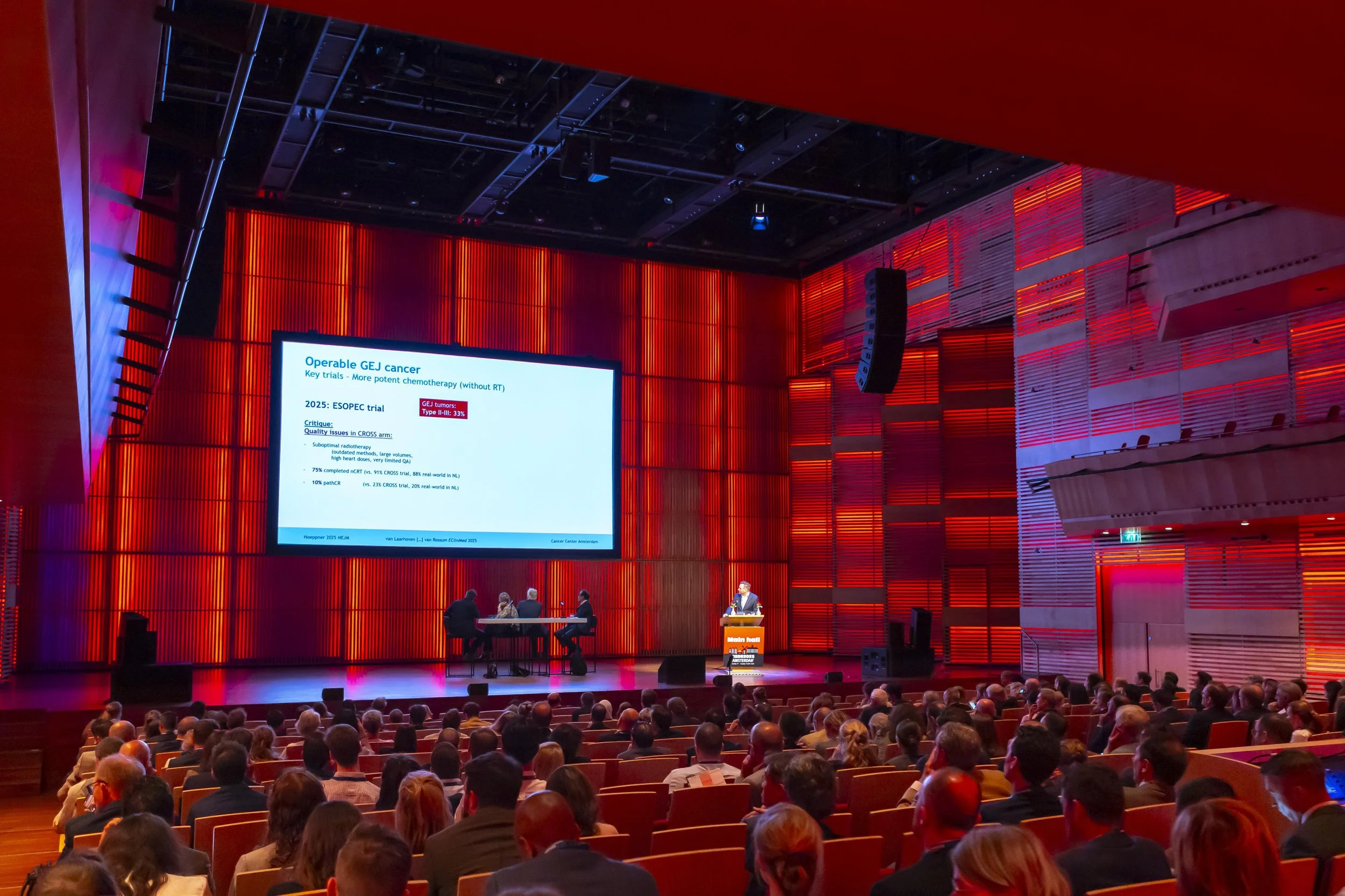 Presentator op het podium tijdens congres in Amsterdam