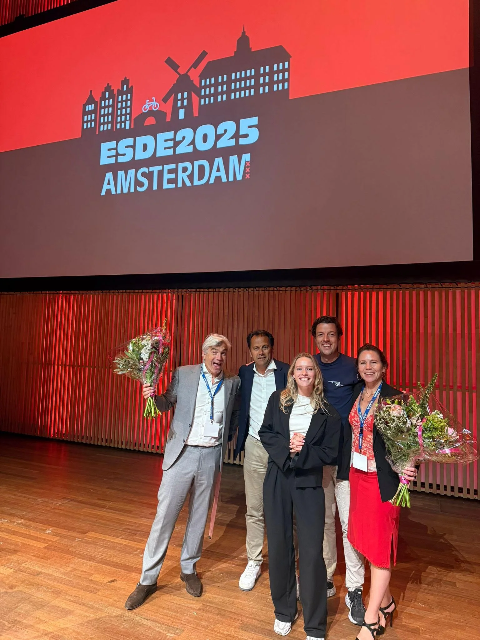 Presentator op het podium tijdens congres in Amsterdam