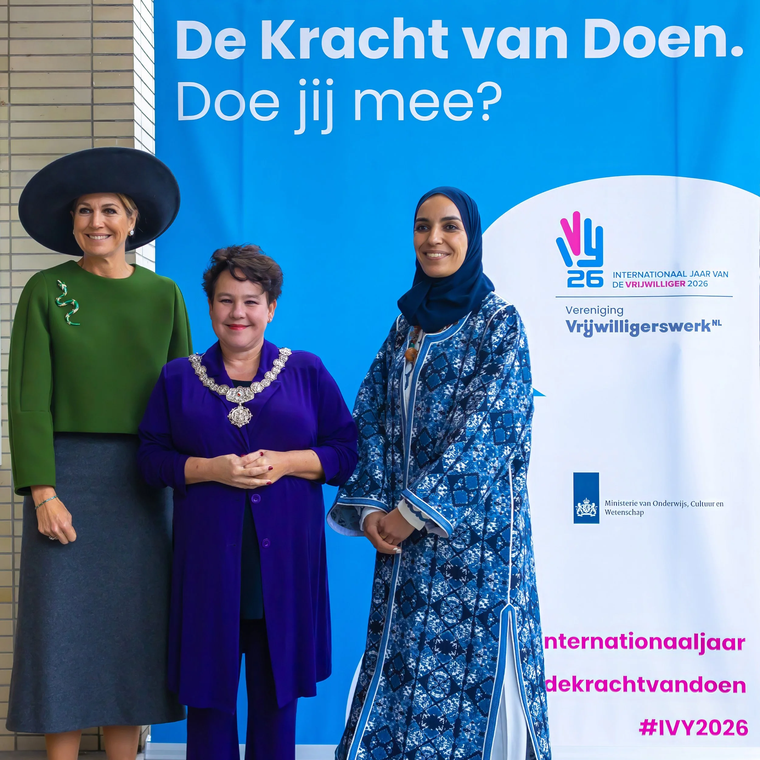 Koningin Maxima, Burgemeester van Utrecht Sharon Dijksma en directrice Laila ait Baila tijdens de opening van het Internationaal Jaar van de Vrijwilliger