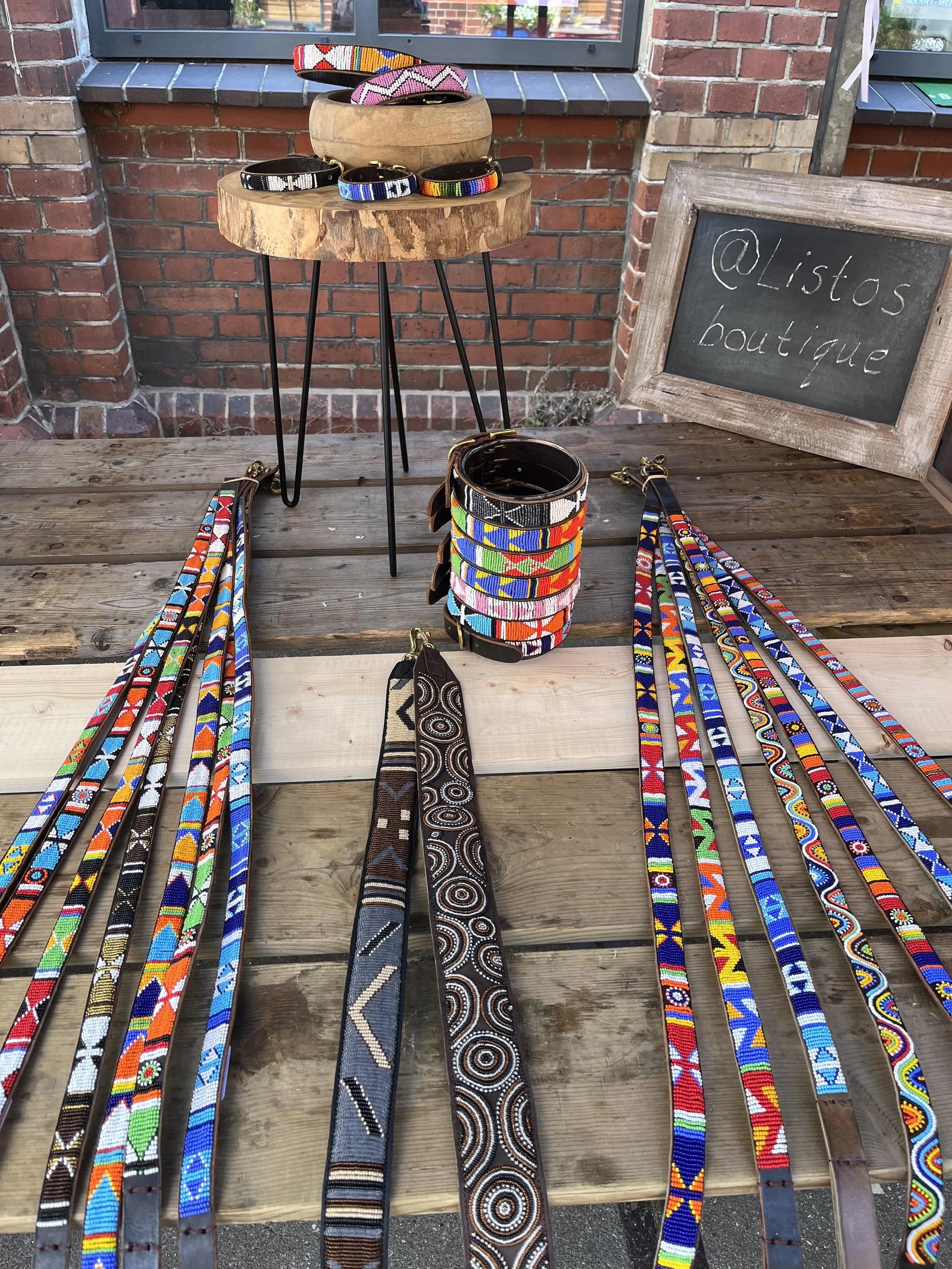 Foto van de hondenriemen en halsbanden van Baloe uit Kenia