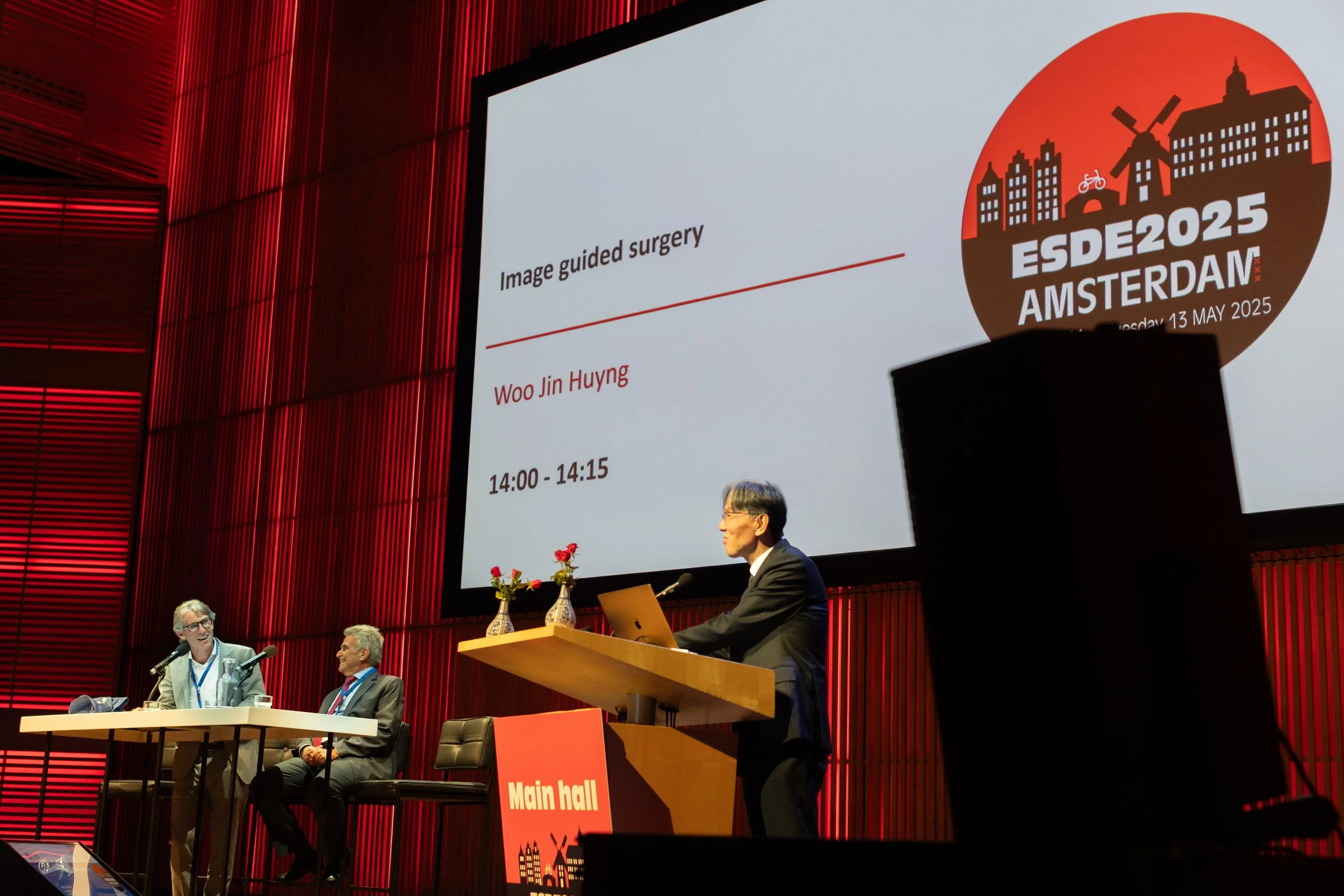 Presentator op het podium tijdens congres in Amsterdam