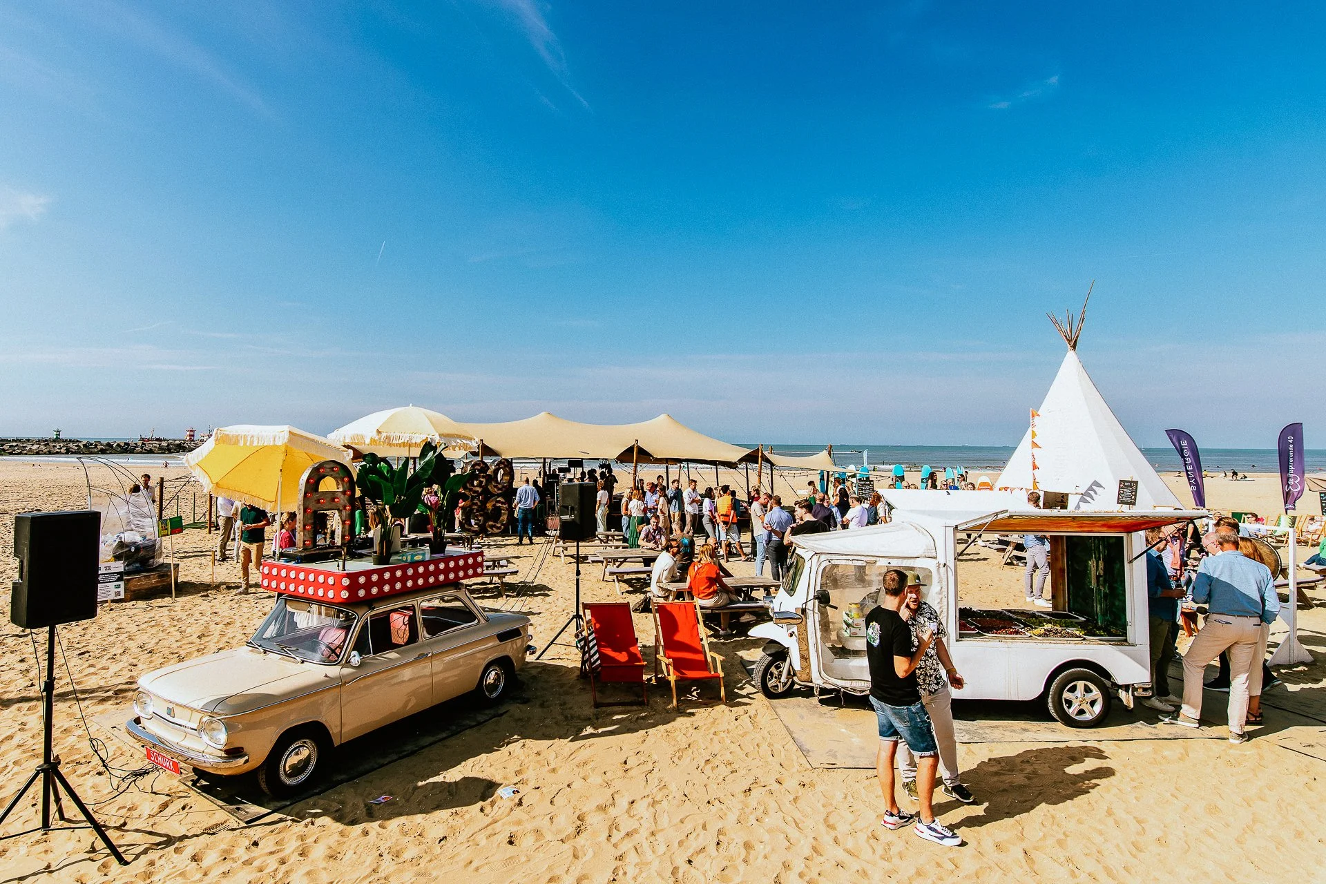 tenten met festival vibe op het strand