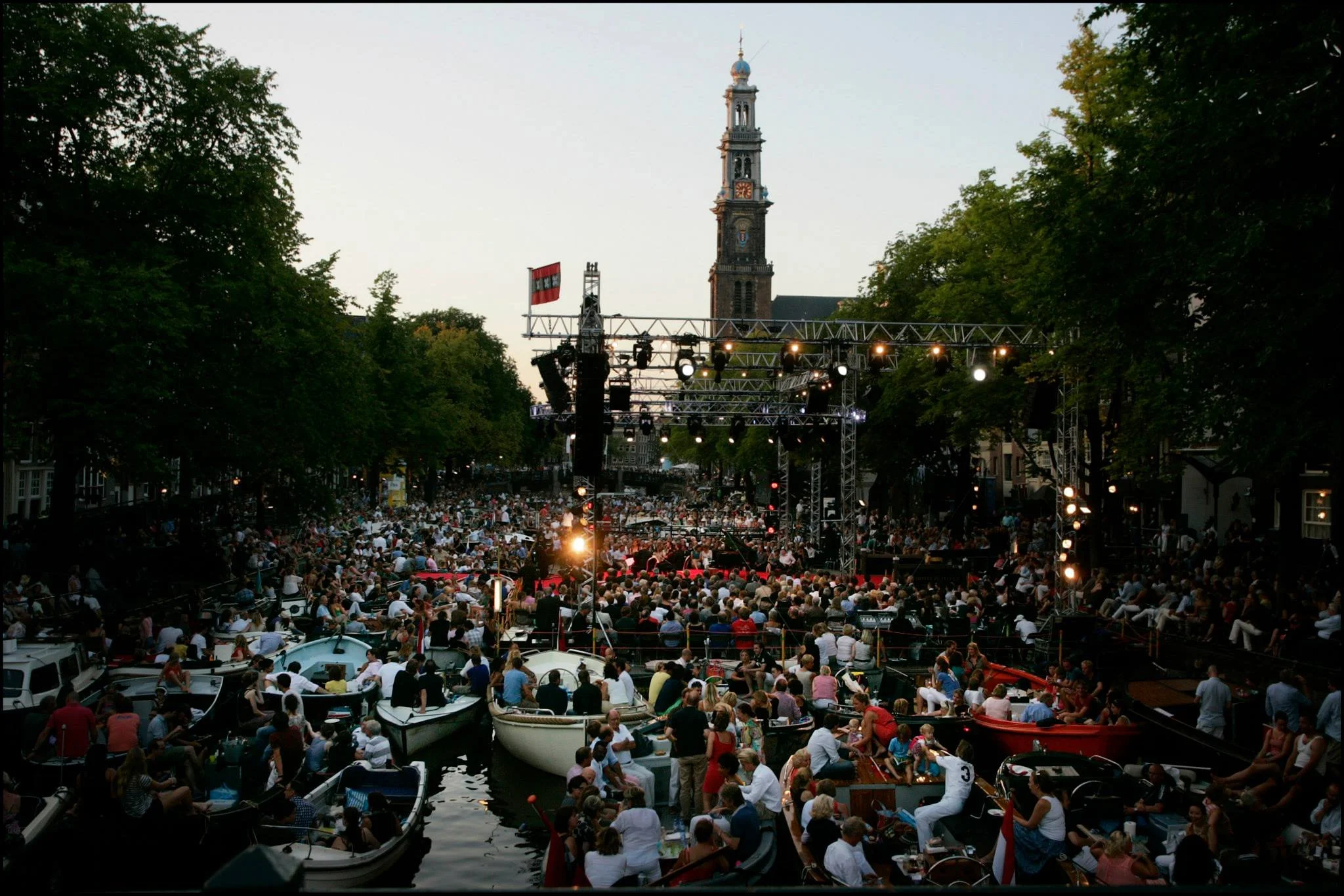 Rick aan het werk tijdens het Prinsengrachtconcert 2025 in Amsterdam