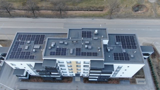 As Oy Lahden Lehtikuusessa sähköautot ladataan auringon avulla