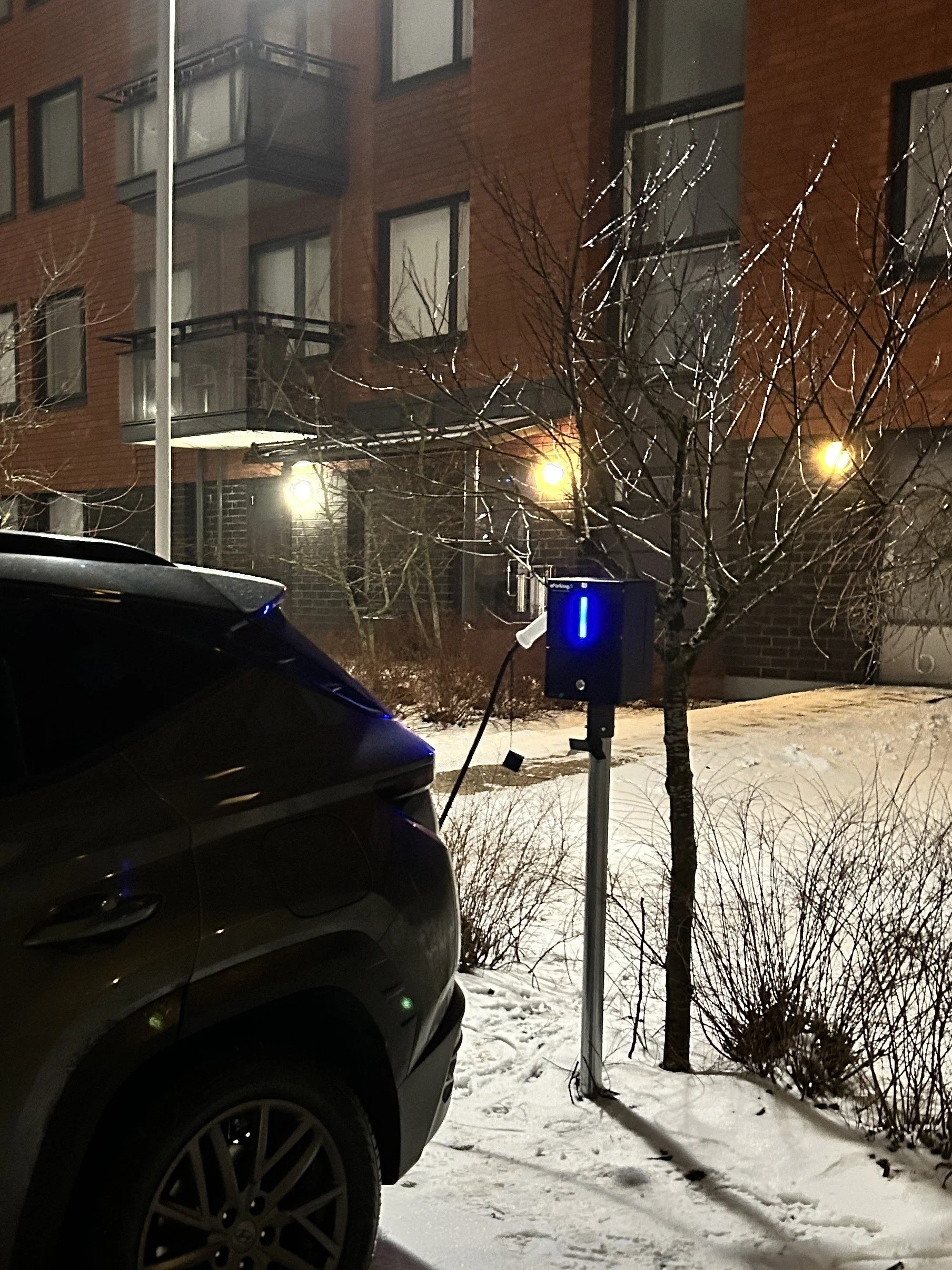 Sujuvaa suomalaista sähköautojen latausta taloyhtiöön: As. Oy Vantaan Varsta valitsi Wallen 64T -latauslaitteet ja eParkingin operoinnin
