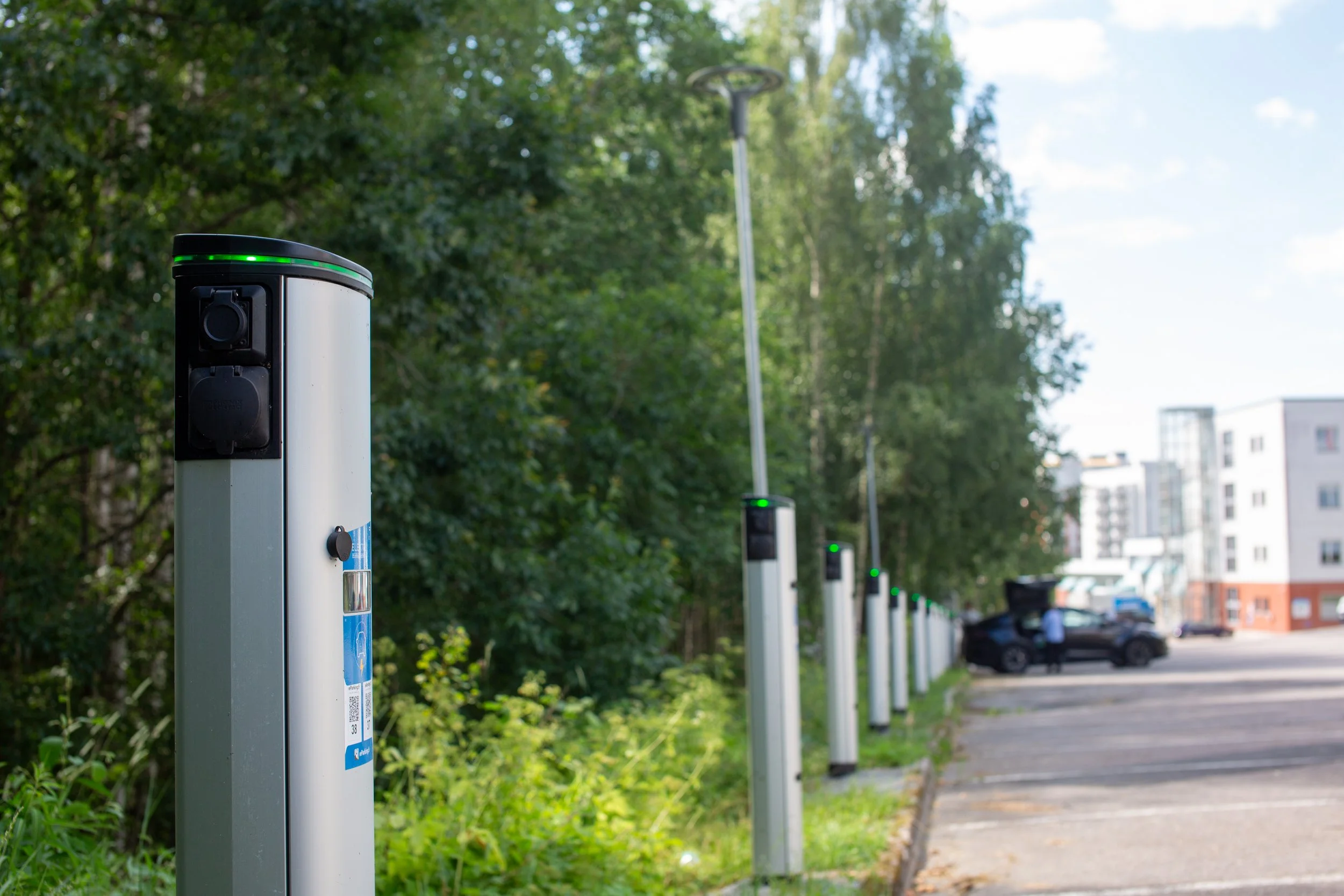 eParkingin sähköautojen latauslaiteverkosto kasvaa reilun 1000 pistokkeen kuukausivauhtia – 90 000 pistokkeen raja ylittyi äskettäin
