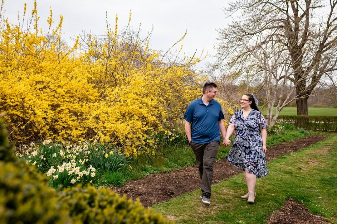 Captured magic at Harkness Park with this sweet couple amidst a sea of yellow blooms! The sunset painted the sky in the most breathtaking hues, making the perfect backdrop for love. Spring evenings like these are pure bliss! 💛 I can not wait to capt