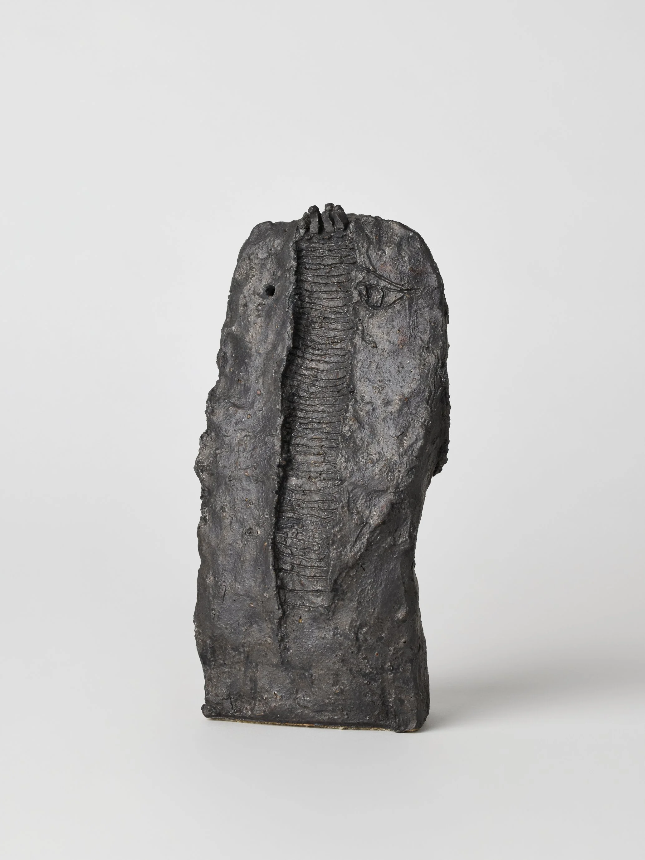 Keiji Ito;
抱擁 Embrace, 2010;
Ceramic;
43 x 28 x 15.5 cm;
16 7/8 x 11 x 6 1/8 in.