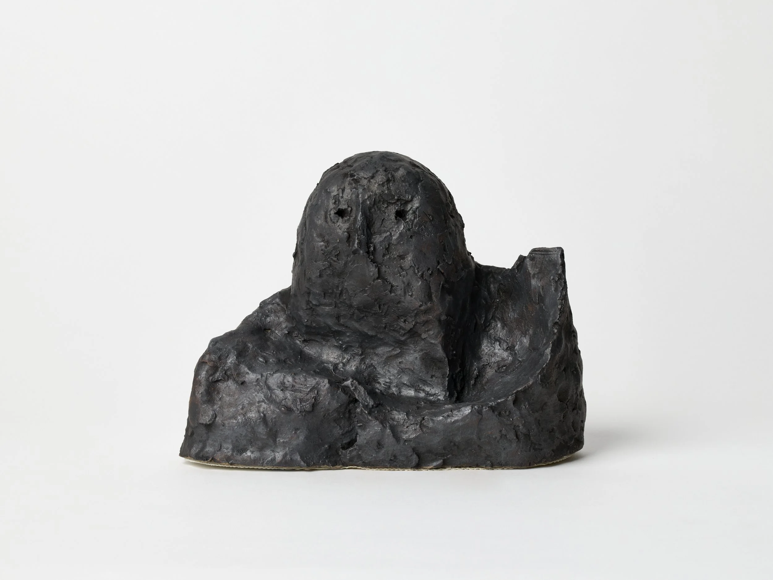 Keiji Ito;
顔 Face, 2024;
Ceramic;
19.5 x 25 x 11.5 cm;
7 5/8 x 9 7/8 x 4 1/2 in.