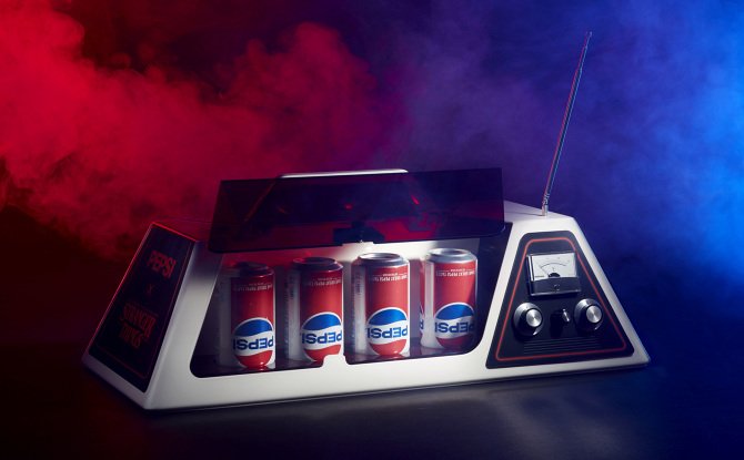 Stranger_things_kit_Red_Blue_Smoke_White_Light_Open_Cans_670.jpg