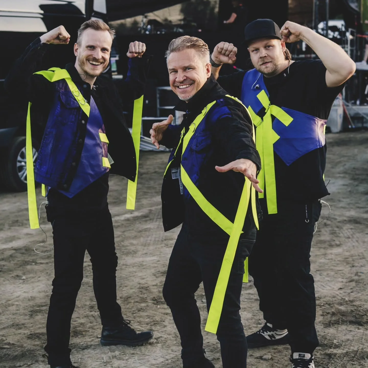 Lomat on lusittu ja t&auml;m&auml; viikonloppu menn&auml;&auml;n taas keikoilla! 🐒 T&auml;n&auml;&auml;n Vantaan Vauhti Kiihtyy -festivaaleilla Lumottu Apina esiintyy Priority-teltassa kahden setin verran klo 17 ja 20 ja huomenna S&auml;rkisalossa R