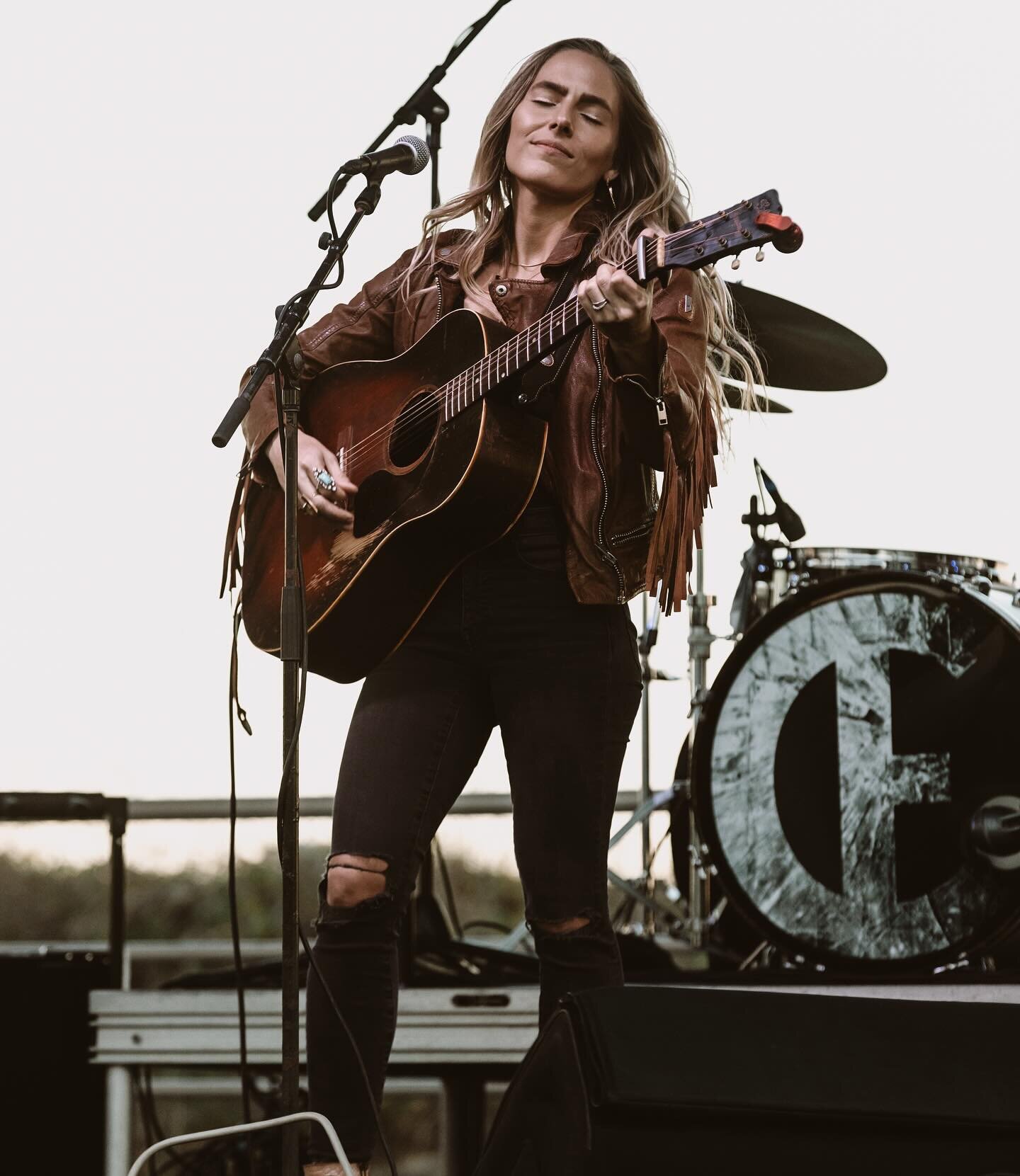 Last night at the @windjammeriop opening for @charlesesten . Beautiful night and thank you to everyone that came early ✨
Another round of applause to @slimgambill &amp; @maestromo32 for making music with me and to Chip and his band for a great show. 