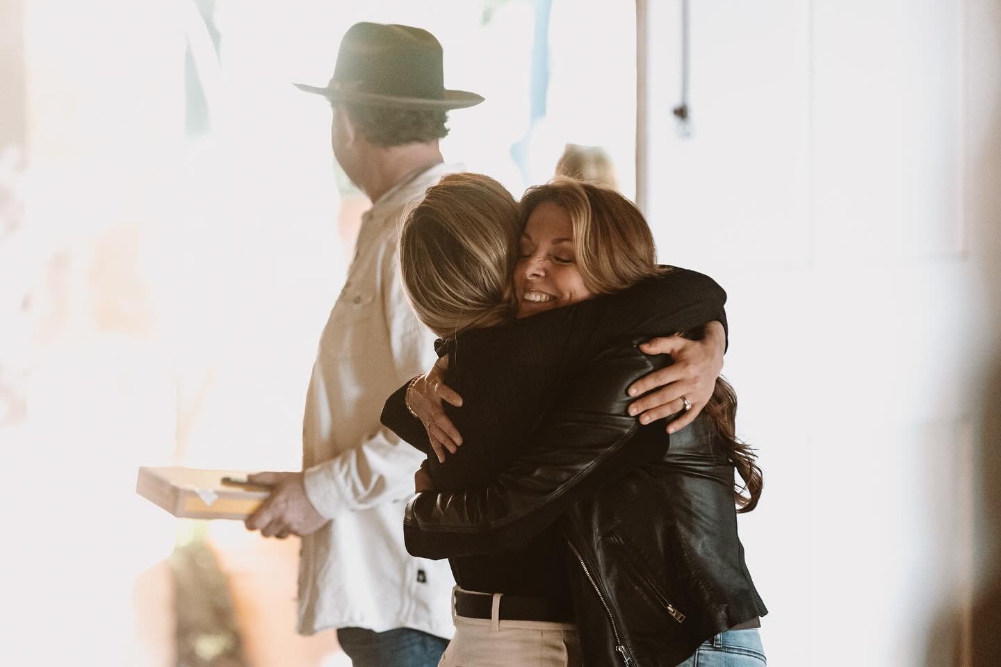 Last week at @charleskrugwinery 
All the love &amp; music &amp; celebrations 

Thanks for hosting night 2 of #sipnapa @songwritersinparadise 
That room&rsquo;s acoustics were 🔥🔥 (and the wine &amp; food) 

@amondaviconsulting 🧡🍷

📷 @thatezguy