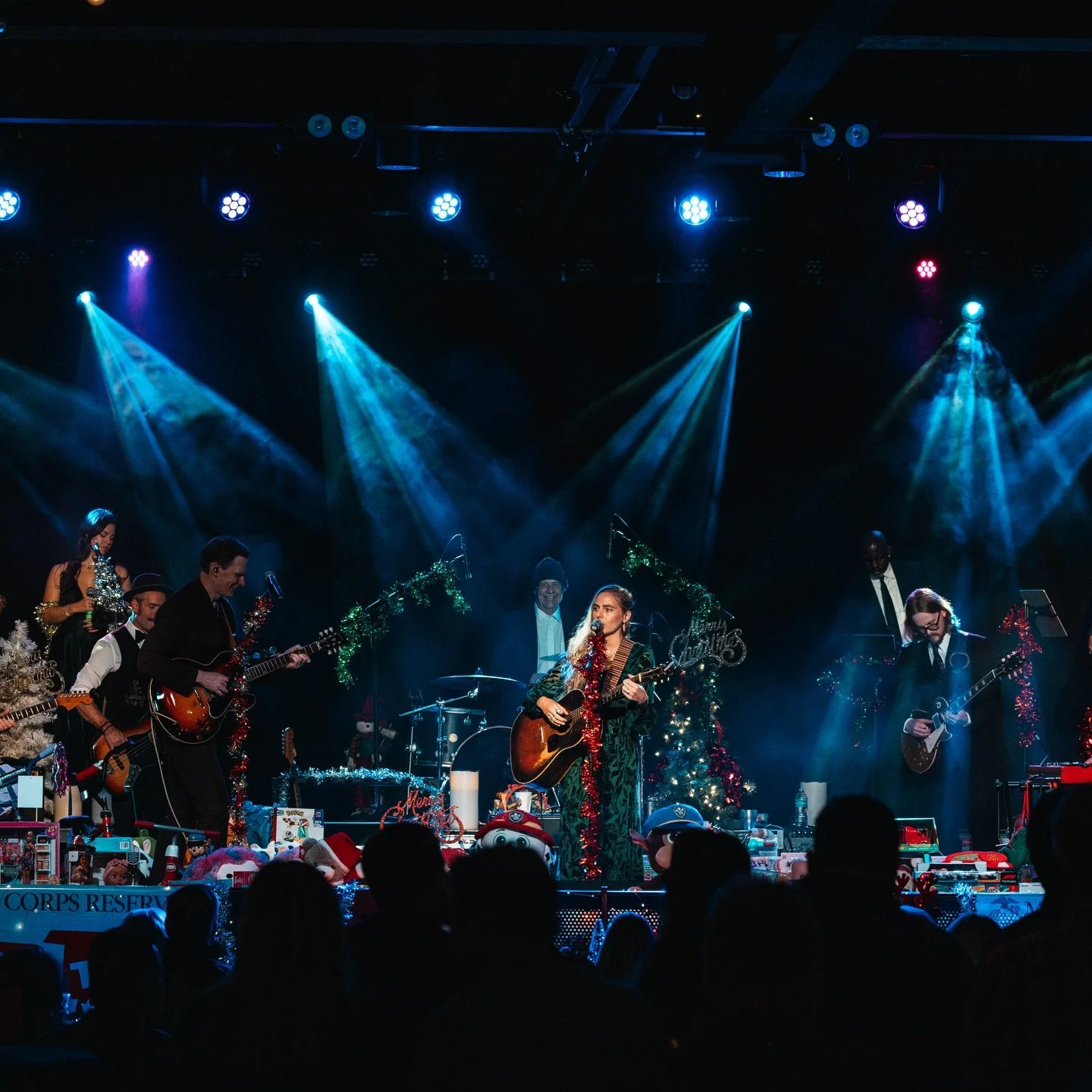 Another beautiful annual @patrickdavismusic Toys 4 Tots show in the books ✨🎄

📸 @thatezguy