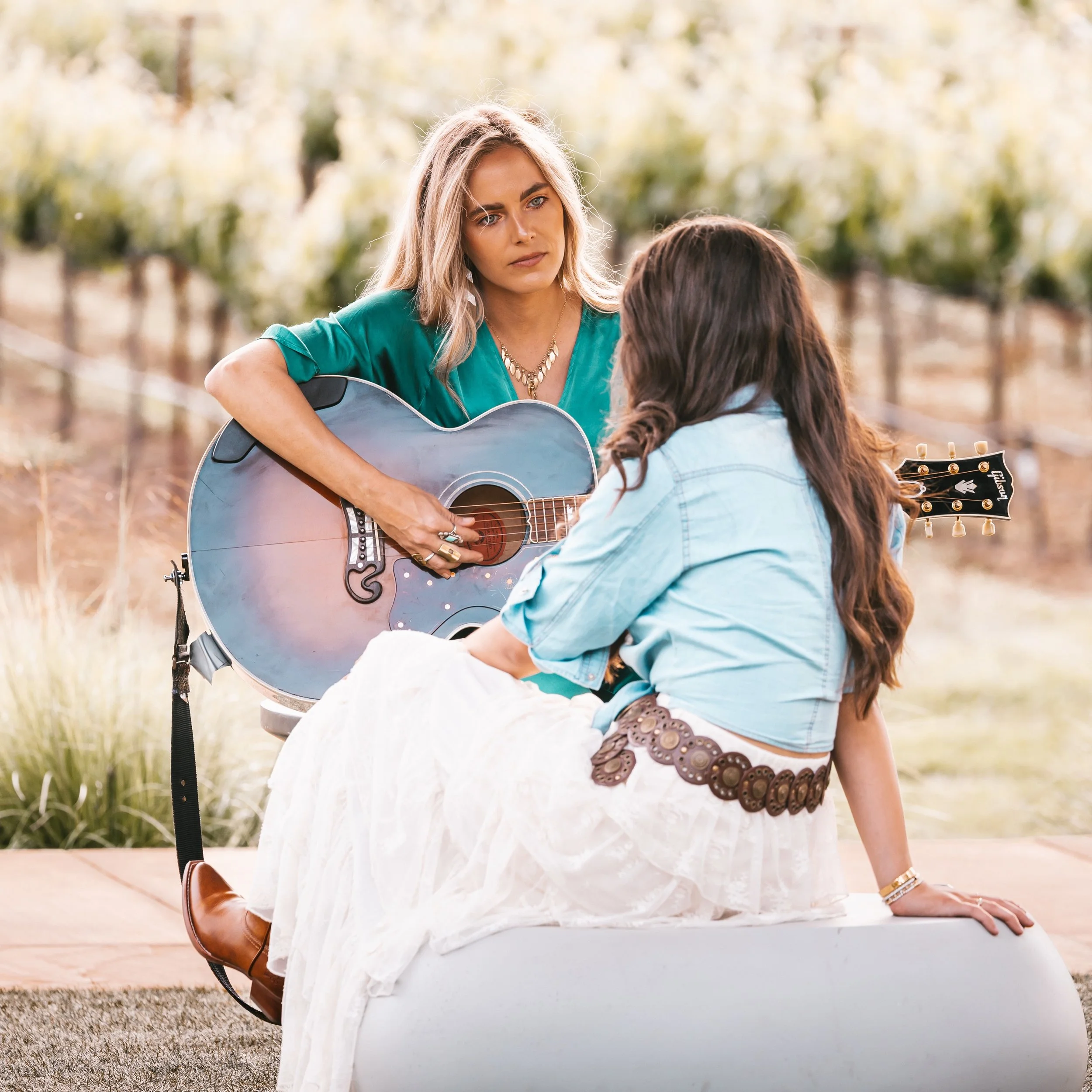 Pre show run through with @theavaotto &amp; then my face after she performed 🌸💕 

If you haven&rsquo;t heard of Ava Otto, you will soon. Her talent is massive, but her heart is even bigger. 

Thanks for the sweet captures @thatezguy 

@songwritersi