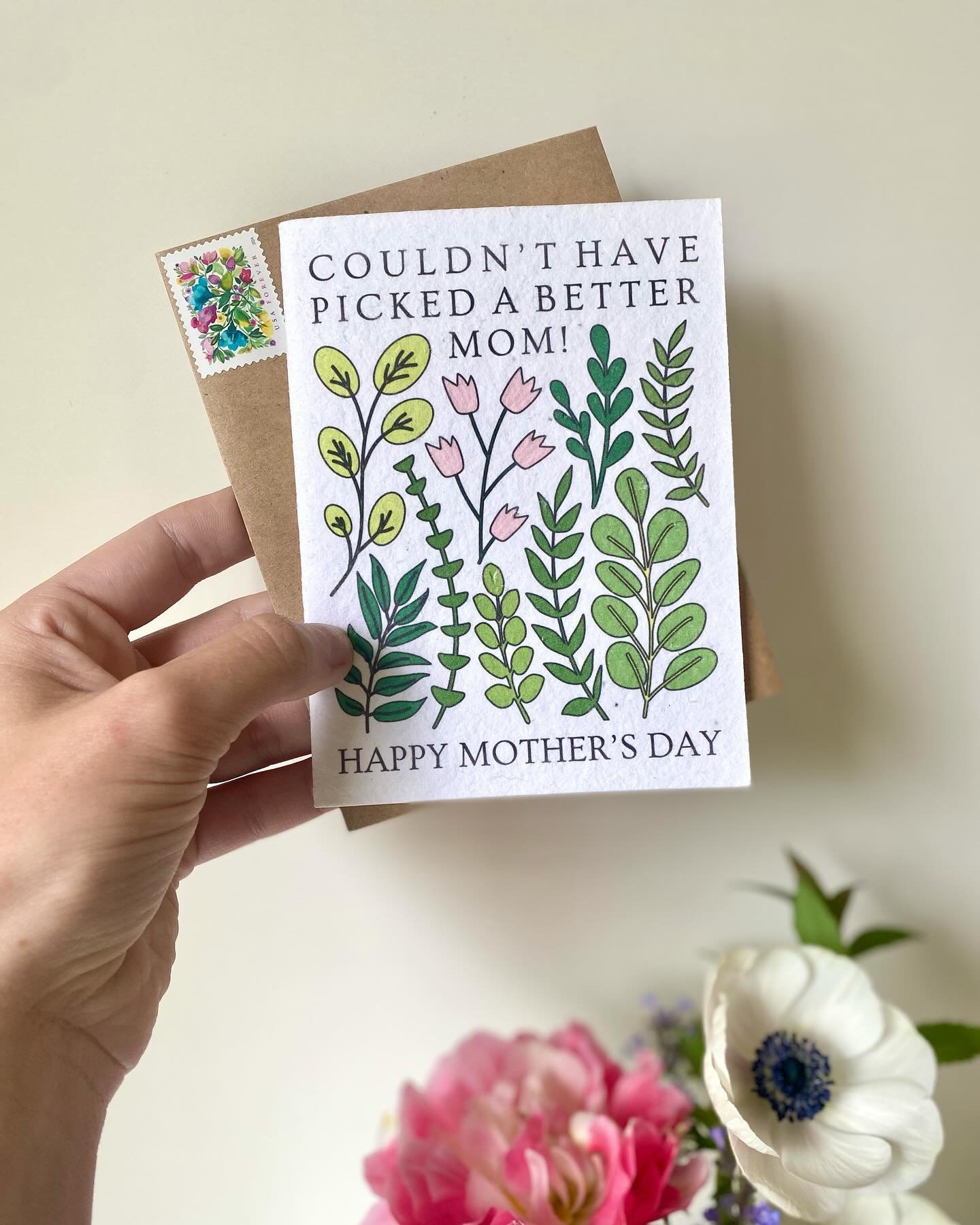 Swipe to see all the details on the sweetest PLANTABLE Mother&rsquo;s Day card that she can literally grow instead of throwing away 🥰 

🌸 Embedded with mixed (non-invasive) flower seeds
🌸 Include with a flower delivery, pick it up at our Mother&rs