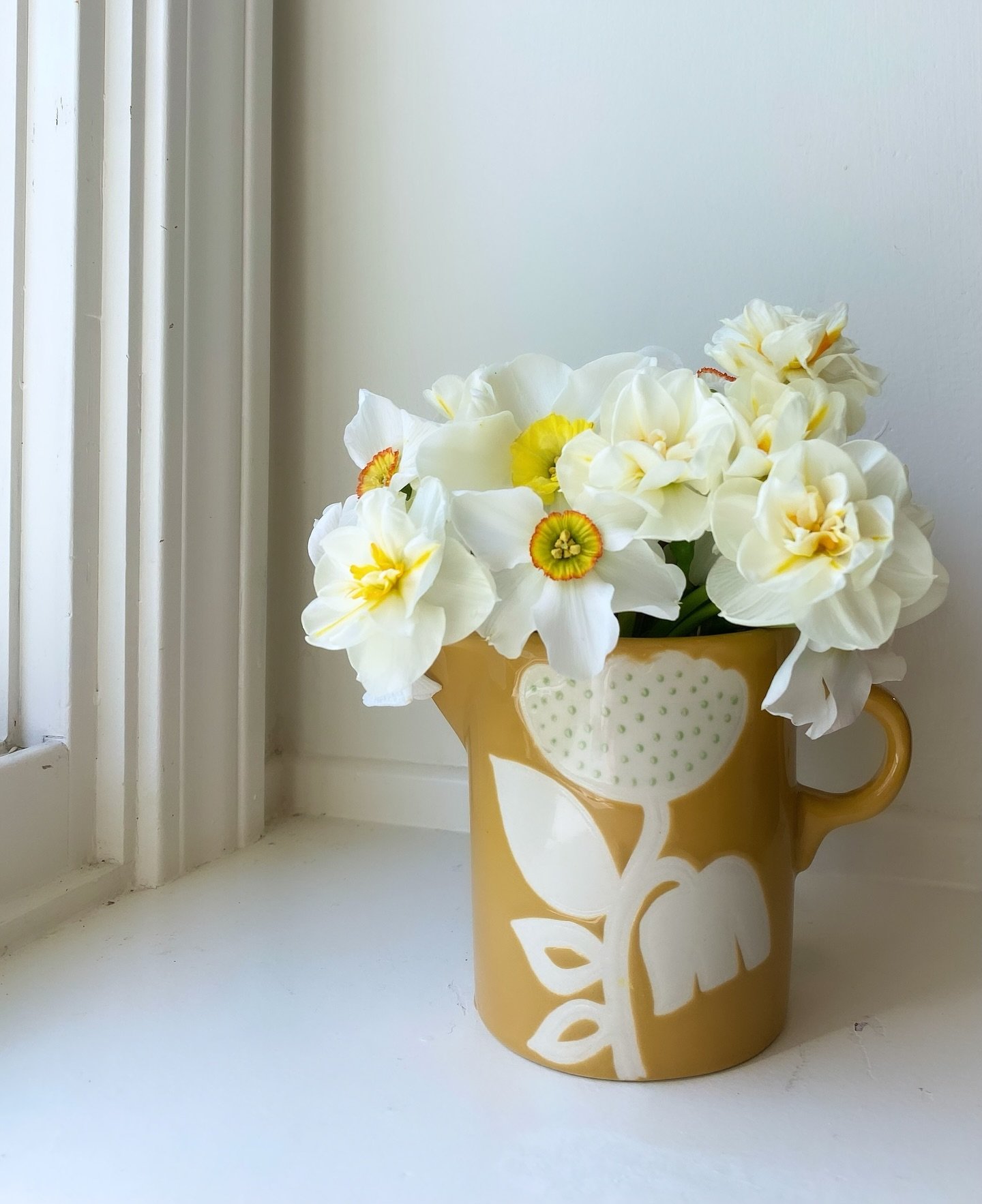 I was so happy there were a couple of these creamer dishes left when I stopped into @silverinthecitycarmel. I saw it last time I was in&hellip;looks just as adorable with daffodils as I&rsquo;d imagined ☺️ My favorite local shop for thoughtful gifts 