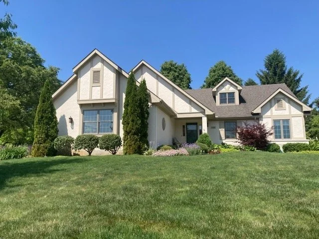 Mimi's Corner: When It's Time to Move

As you can see, we have availed ourselves of help from local businesses for various home improvements and furnishings. Smaller items were found at the shops in the Hotel Gallery, and at Morning Sun and Happensta