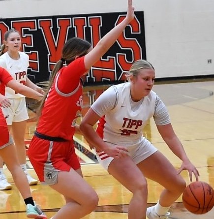 Tipp girls suffer first loss to Flyers