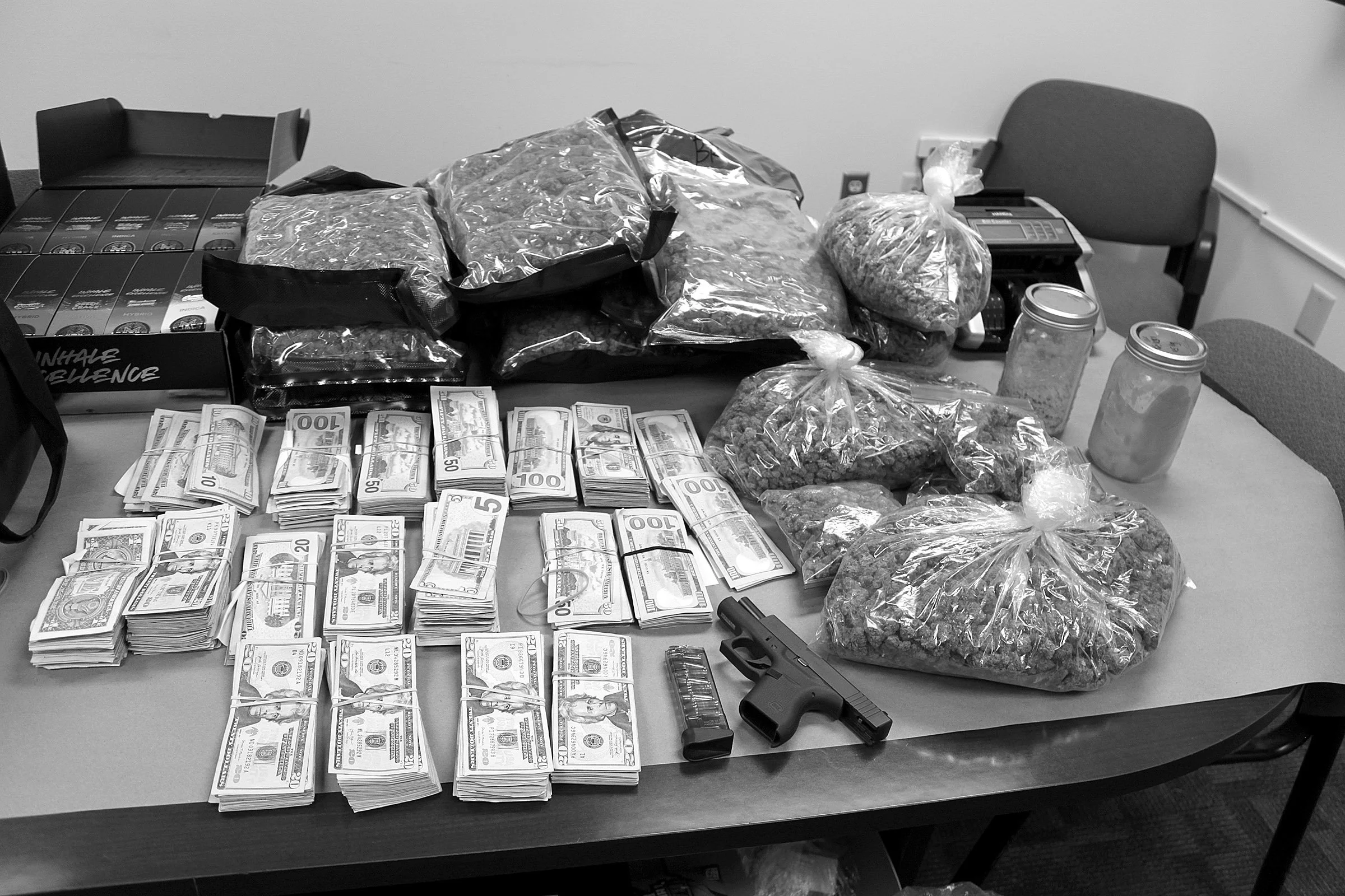 Detectives execute narcotics search warrant
