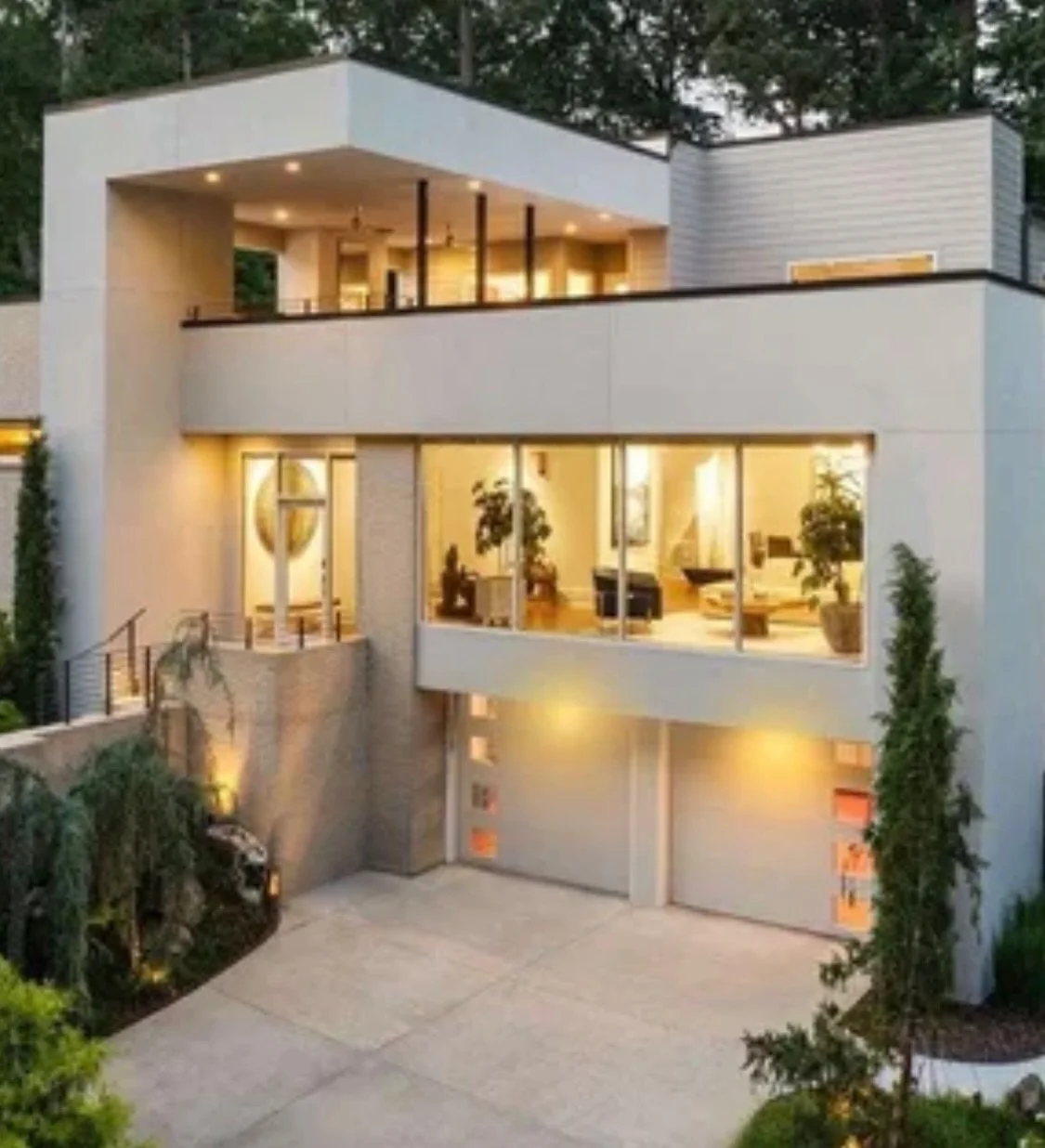 Expansive living spaces, a true chef&rsquo;s kitchen, curated finishes, and a backyard retreat that rivals boutique hotels make this 5-bedroom residence an exceptional find in the Brookhaven/Buckhead corridor. It&rsquo;s the kind of home where high d