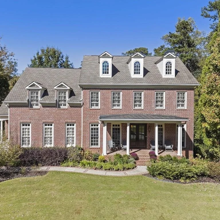 Some homes are impressive the second you pull up.
Others just feel right for real life.

This Monte Hewett home is tucked away on a quiet cul-de-sac in North Buckhead, and it&rsquo;s one of those houses that truly works for the way families live day 