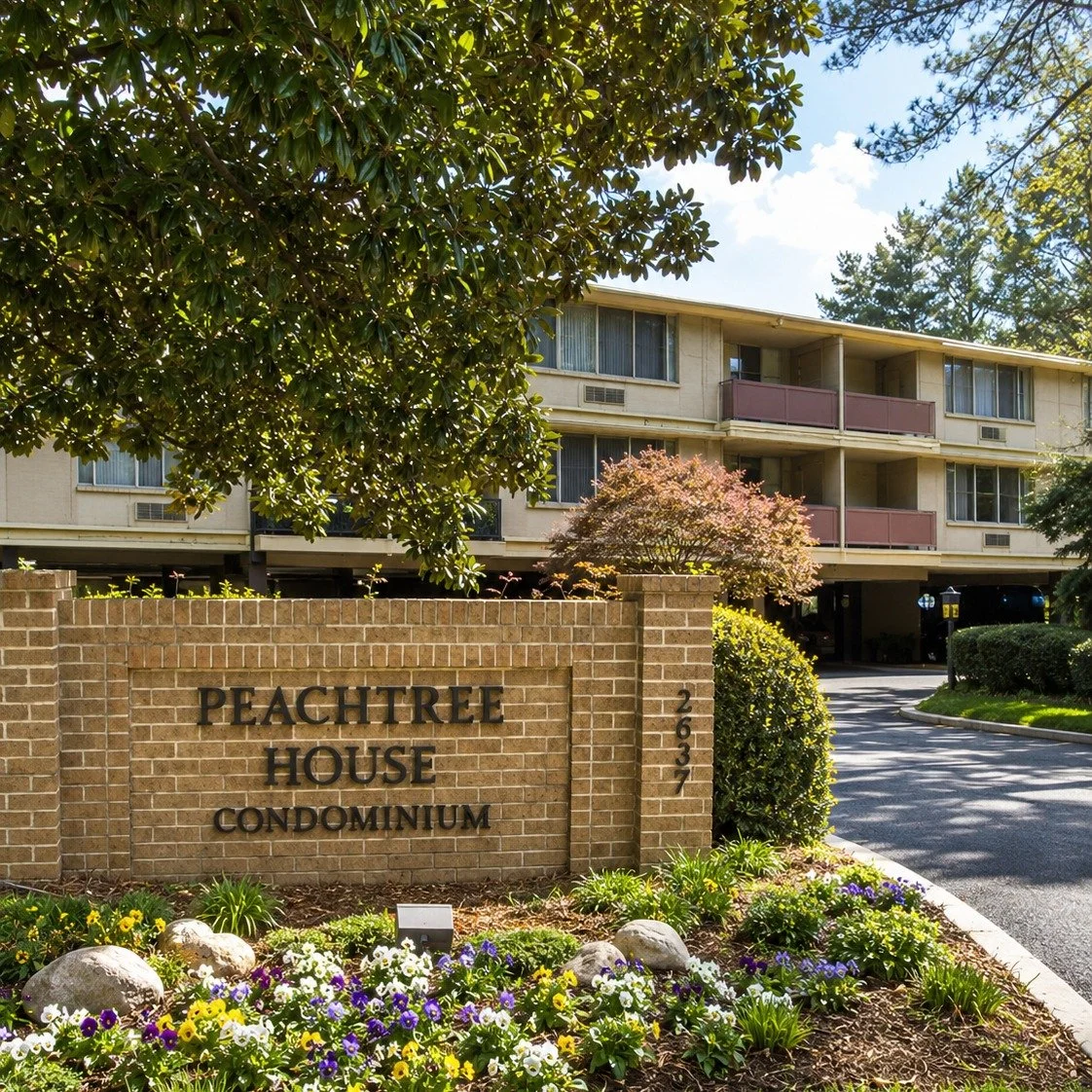 Quietly available in one of Buckhead&rsquo;s most classic condo buildings.

Inside Peachtree House, home to Atlanta&rsquo;s iconic La Grotta, this rare unit with its larger floor plan offers the kind of space that is hard to find in condo living: two