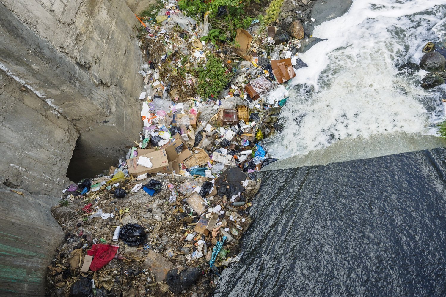 Fast Fashion & Furniture – Are Disposable Clothes and Furniture Killing the Planet?