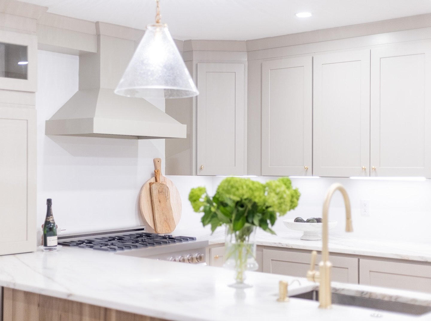In this South End kitchen, we decided to extend the cabinet finish to the hood, to keep the aesthetic soft and inviting 🤍🤍
