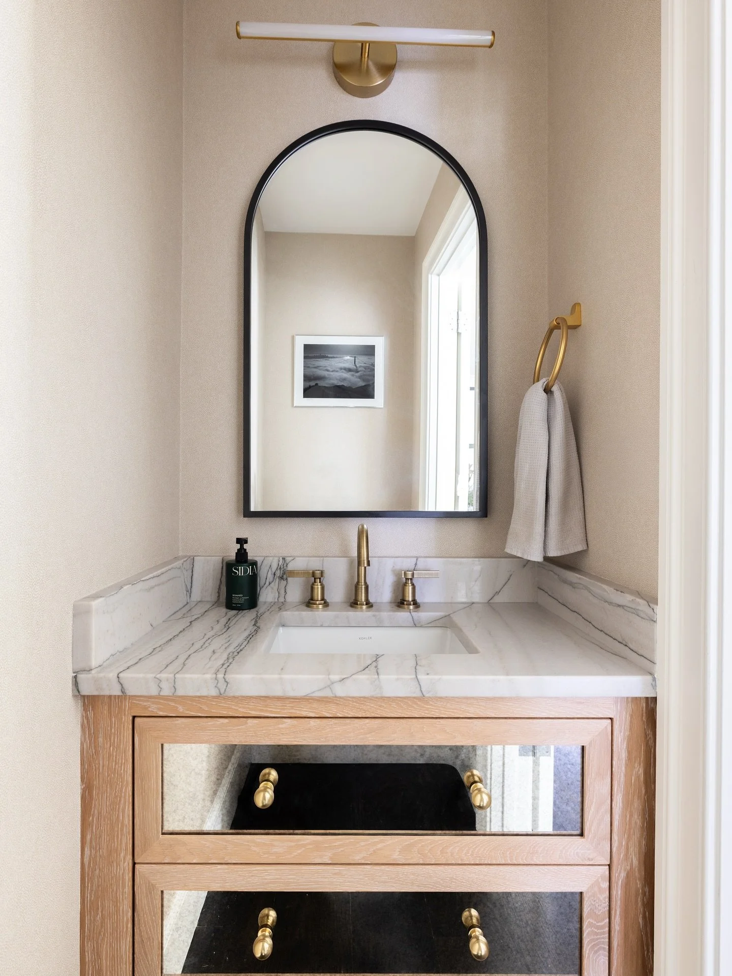 Chic little powder room 🖤