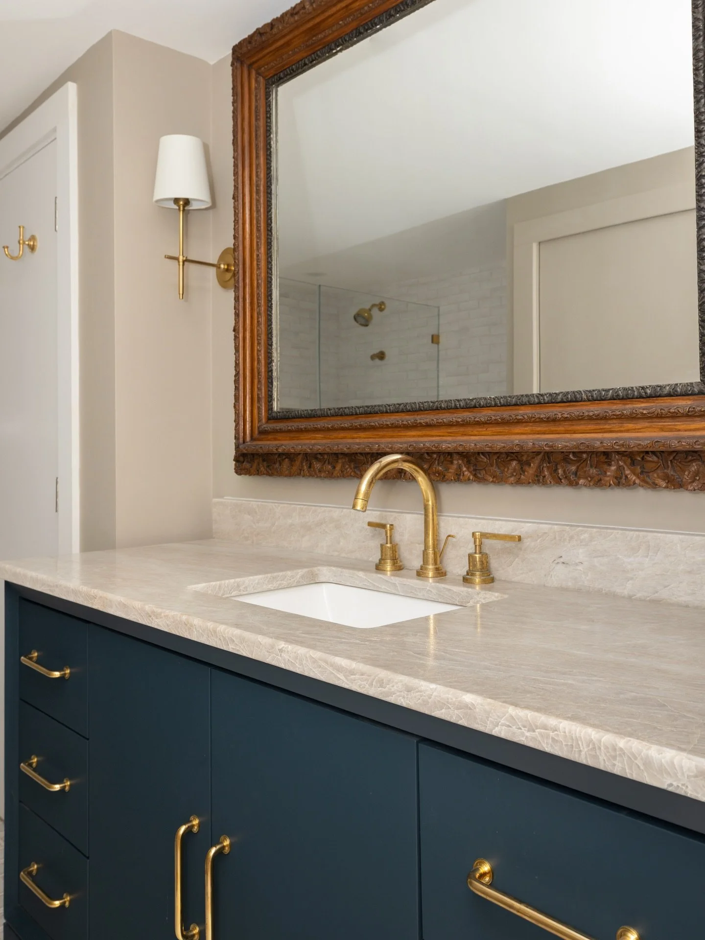Bold and simple details for this master bath refresh 🤍